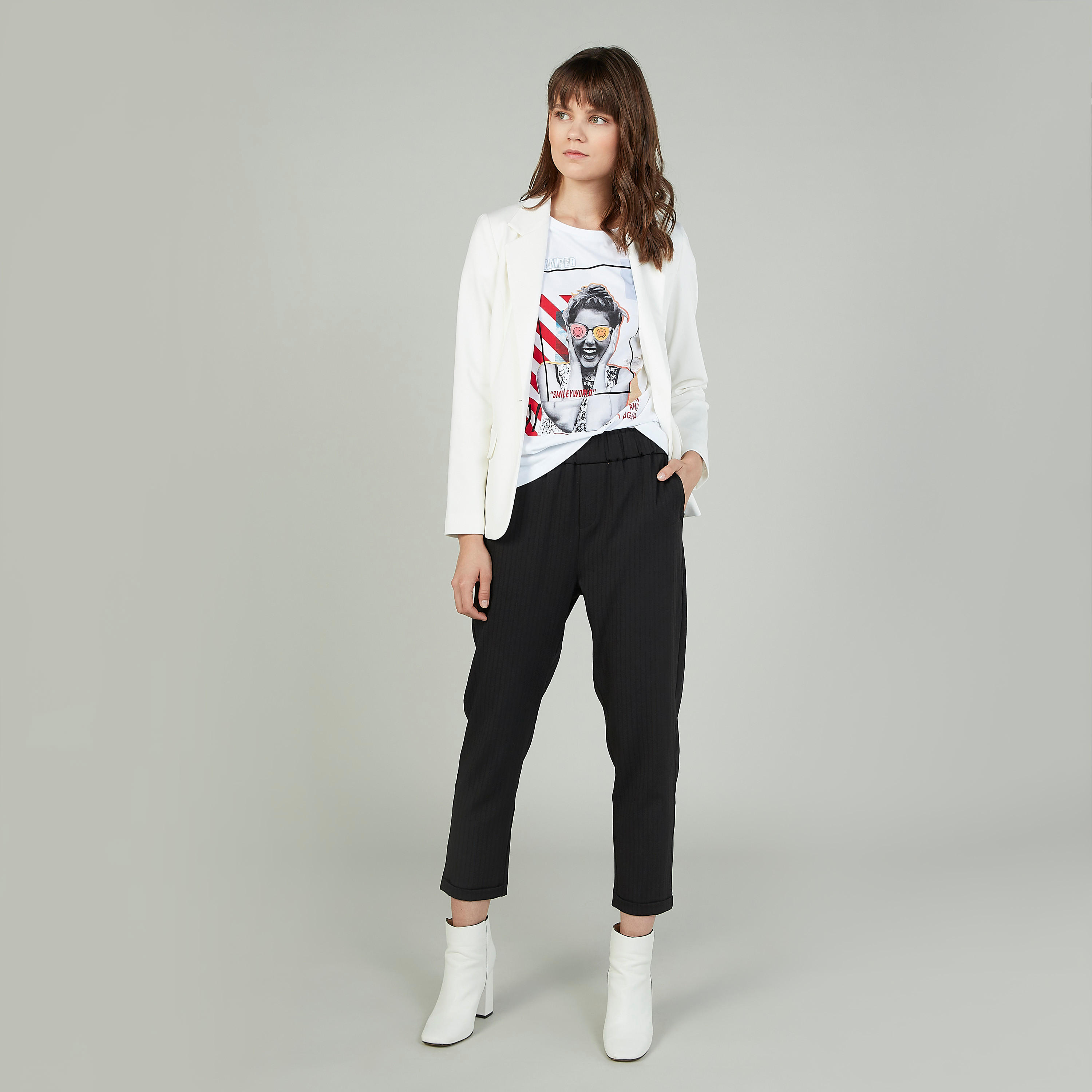 بنطلون قصير مقلّم بخصر متوسط الارتفاع وجيوب-women-clothing-bottoms-trousers-image-2