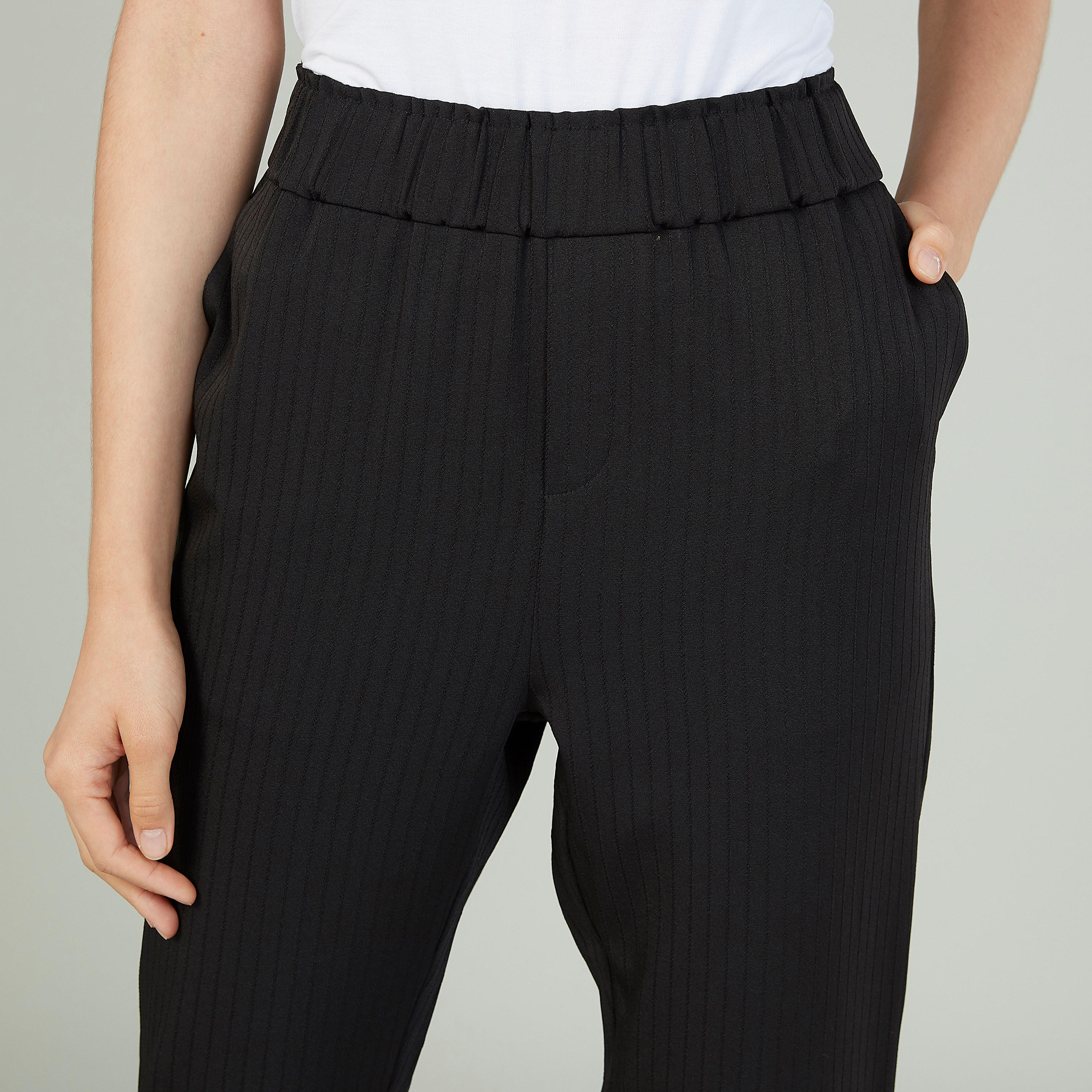 بنطلون قصير مقلّم بخصر متوسط الارتفاع وجيوب-women-clothing-bottoms-trousers-image-3