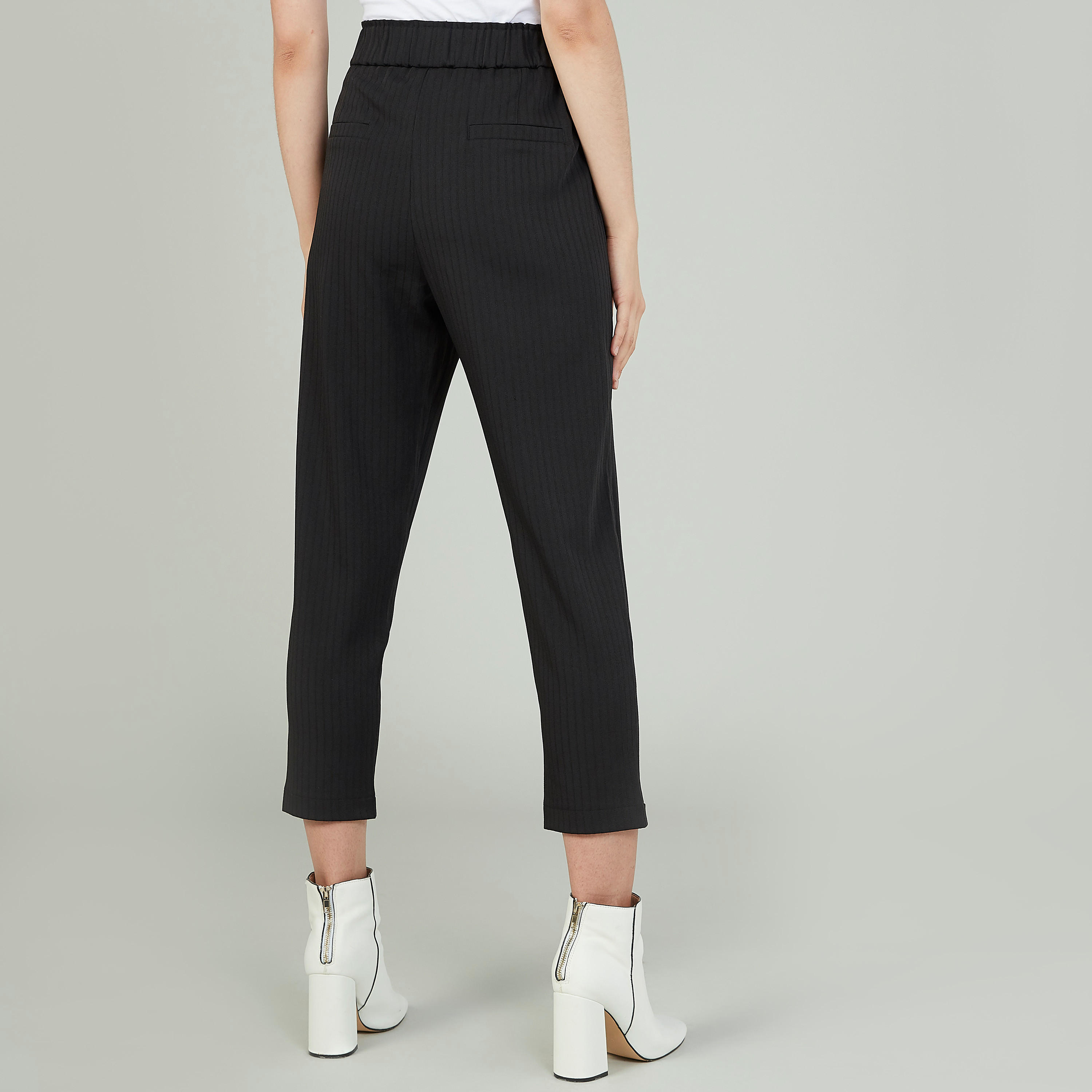 بنطلون قصير مقلّم بخصر متوسط الارتفاع وجيوب-women-clothing-bottoms-trousers-image-4