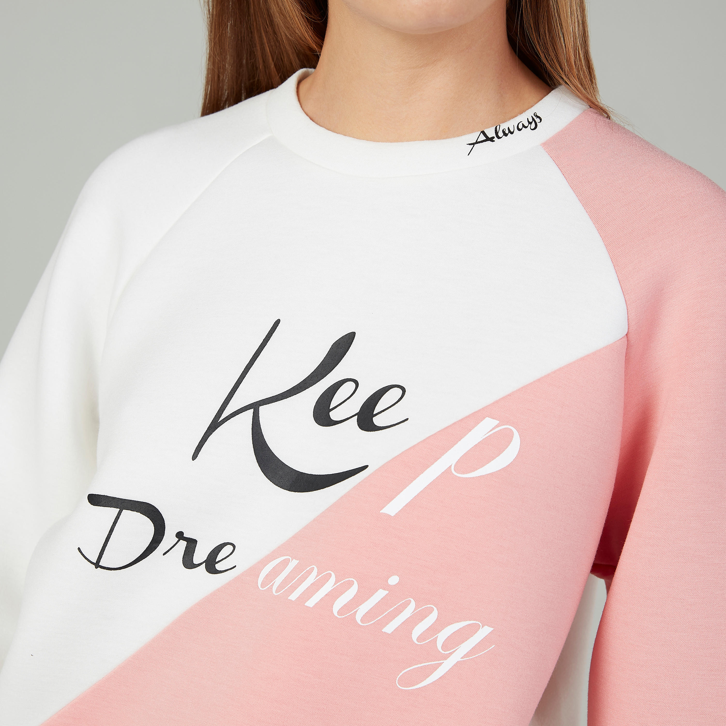 سويت شيرت بياقة ضيقة وأكمام طويلة وطبعات-women-winterwear-hoodiesandsweatshirts-sweatshirts-image-2