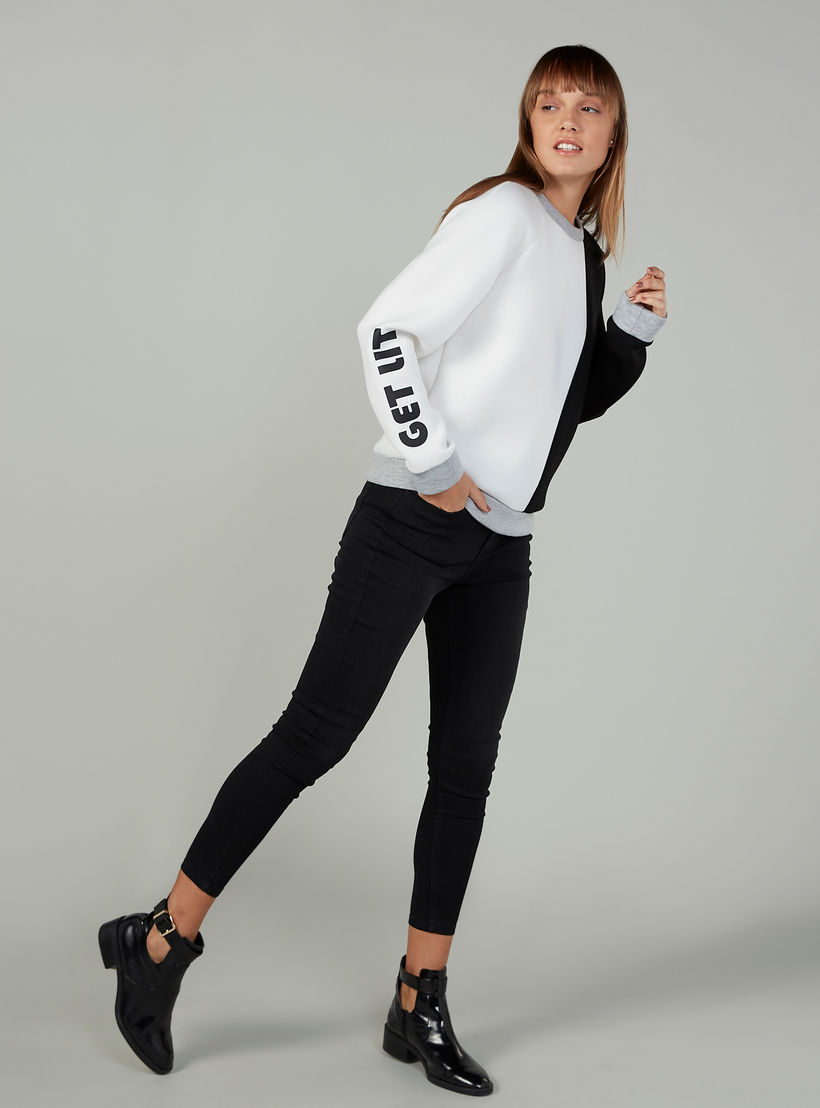 سويت شيرت بياقة ضيقة وأكمام طويلة وطبعات-women-winterwear-hoodiesandsweatshirts-sweatshirts-image-4