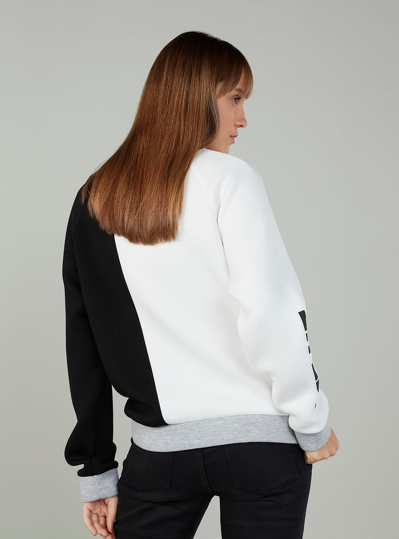 سويت شيرت بياقة ضيقة وأكمام طويلة وطبعات-women-winterwear-hoodiesandsweatshirts-sweatshirts-image-2