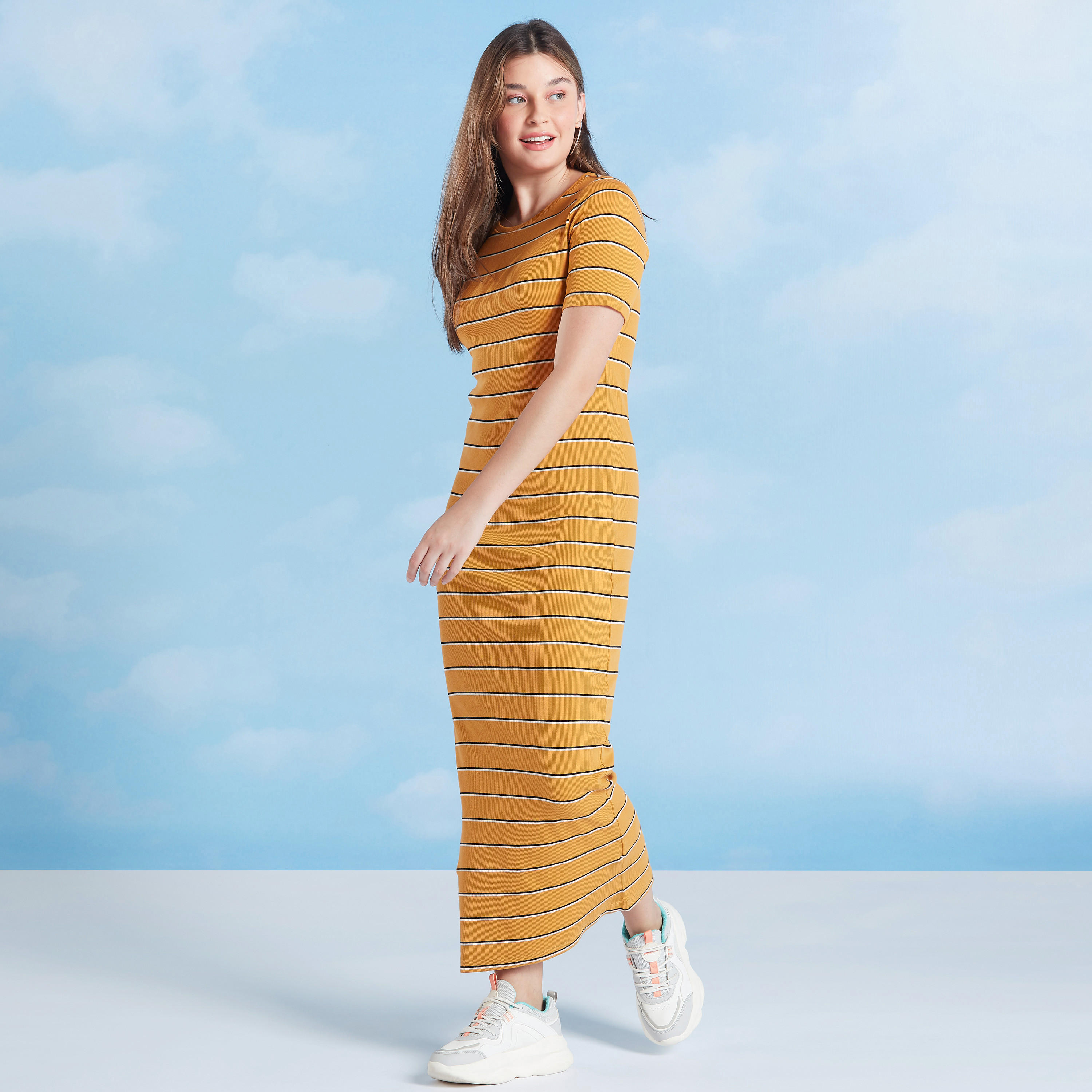 فستان إيه لاين ميدي مقلّم بياقة مستديرة وأكمام قصيرة-women-clothing-dresses-image-3