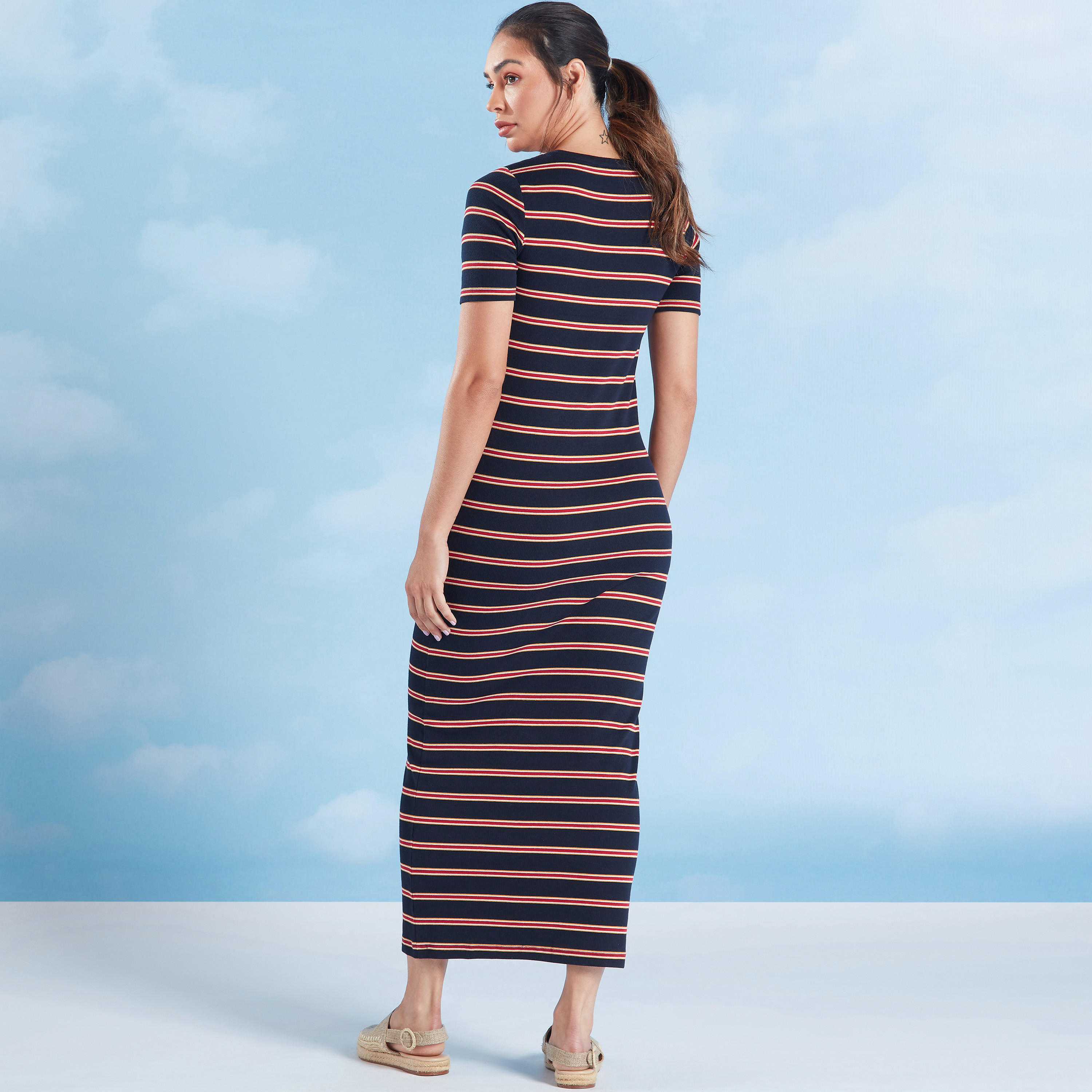 فستان ميدي مقلّم بياقة مستديرة وأكمام قصيرة-women-clothing-dresses-image-4
