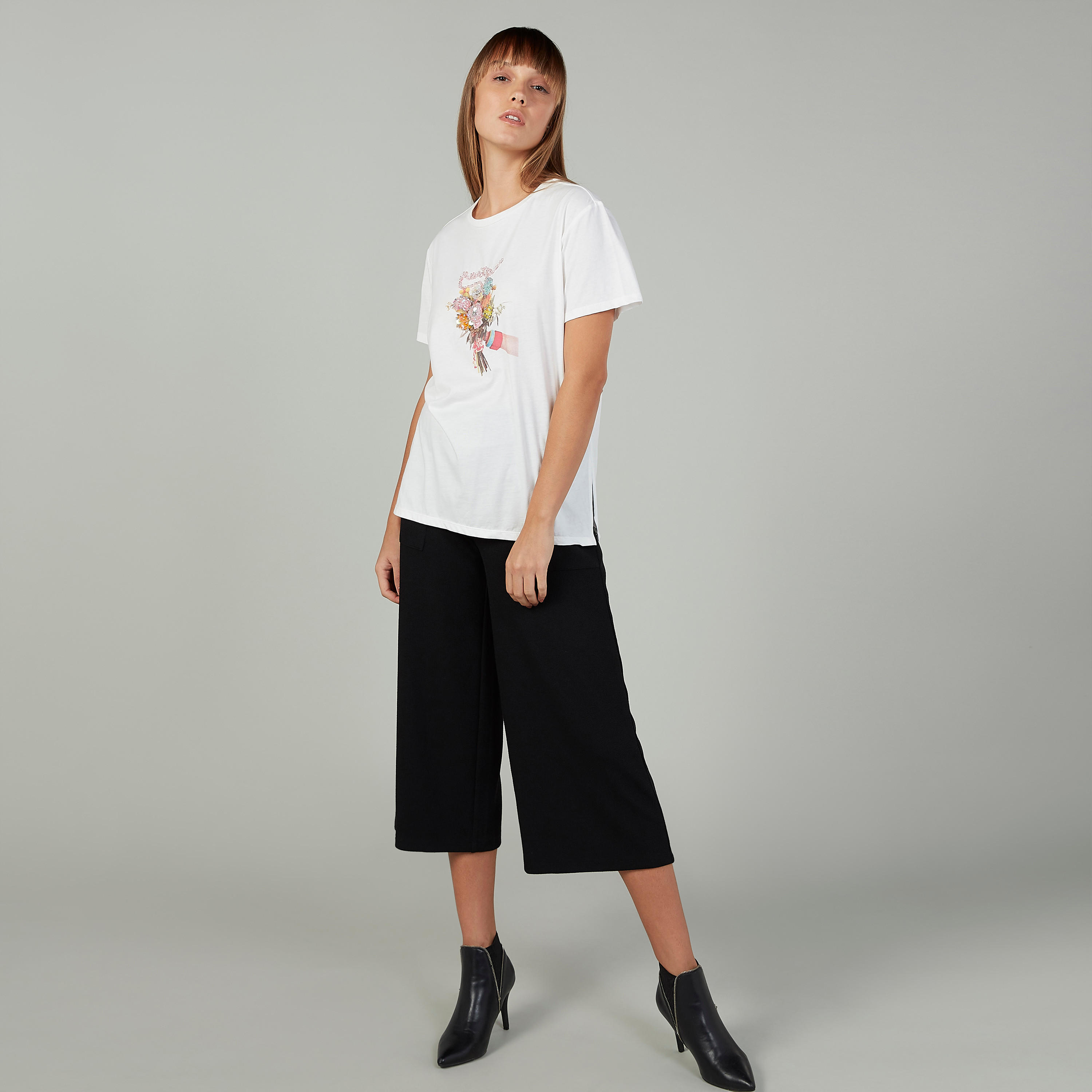 تيشيرت مزيّن بياقة مستديرة وأكمام قصيرة-women-clothing-tshirts-image-3