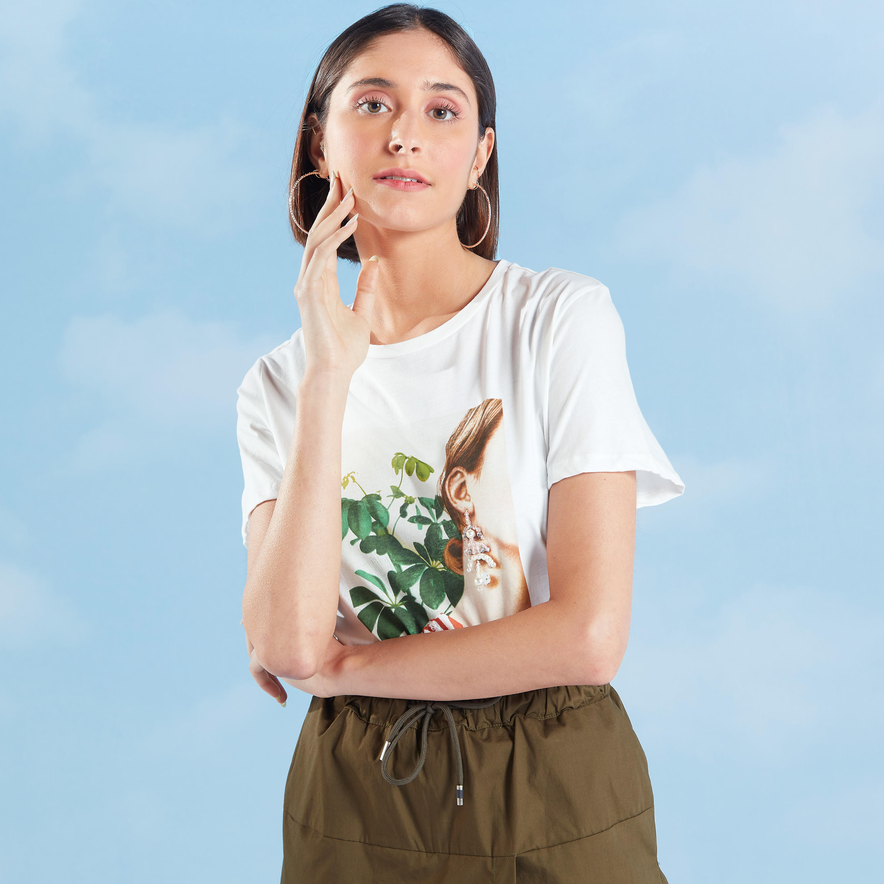 تيشيرت مزيّن بياقة مستديرة وأكمام قصيرة-women-clothing-tshirts-image-1
