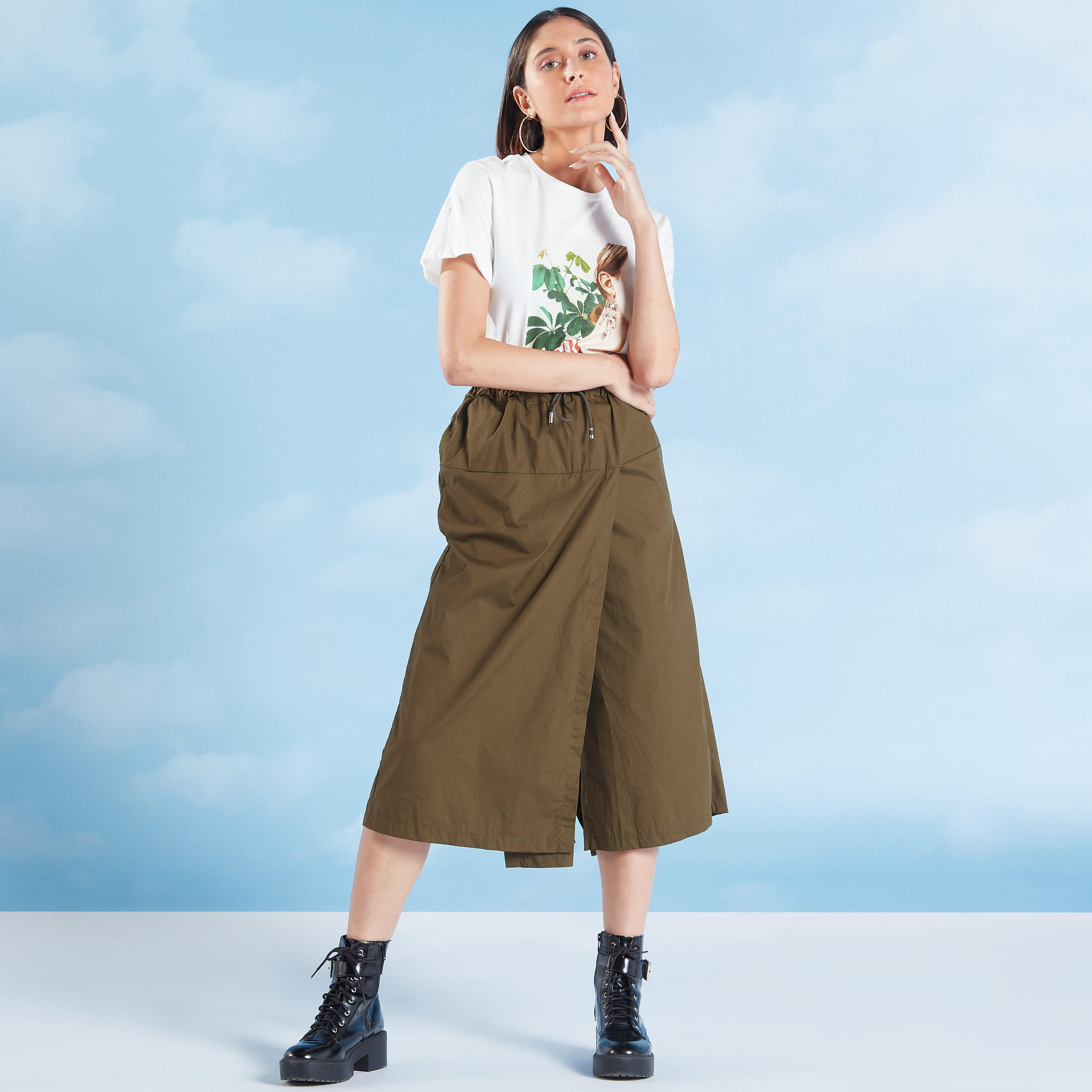 تيشيرت مزيّن بياقة مستديرة وأكمام قصيرة-women-clothing-tshirts-image-2