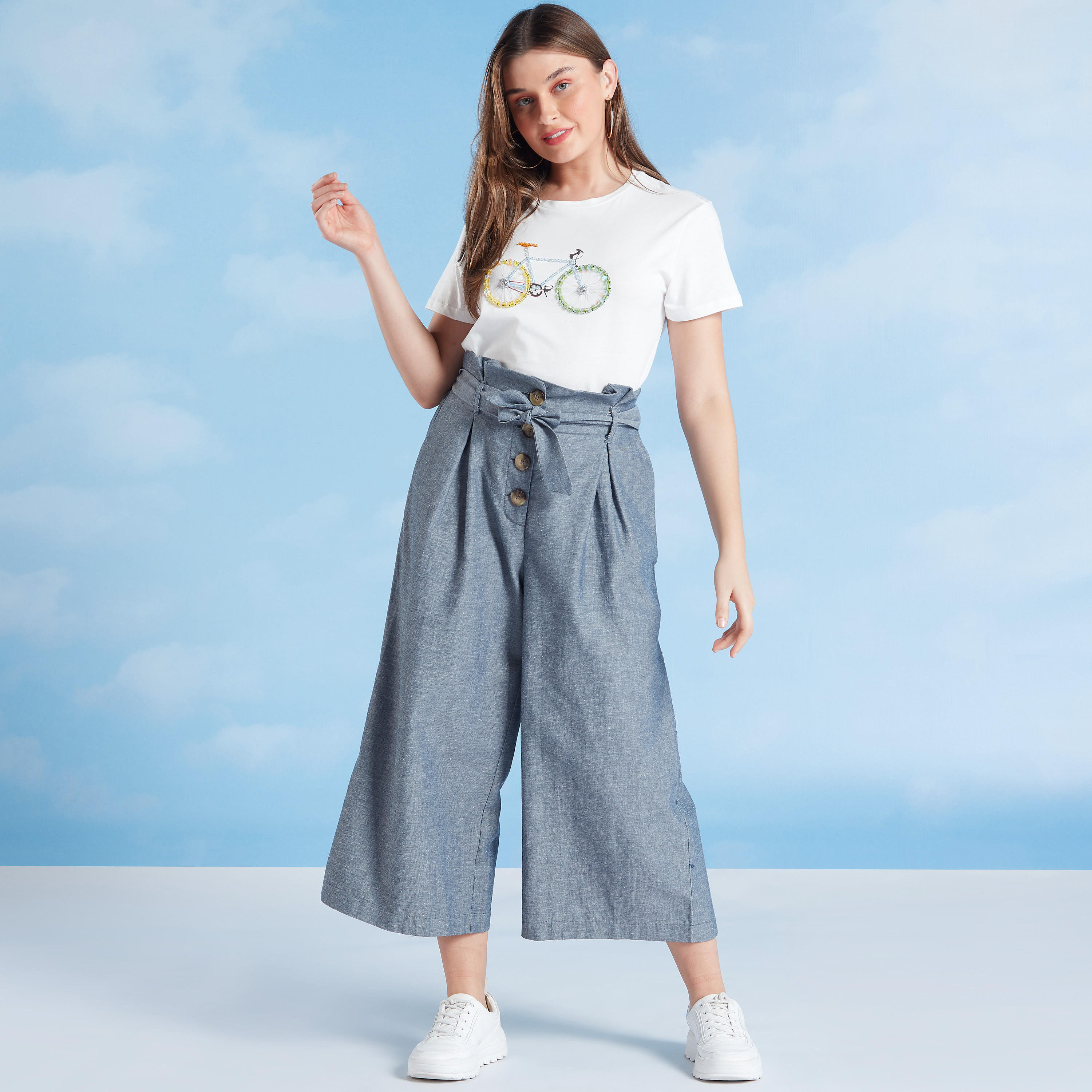 تيشيرت بياقة مستديرة وأكمام قصيرة وتفاصيل ترتر-women-clothing-tshirts-image-2