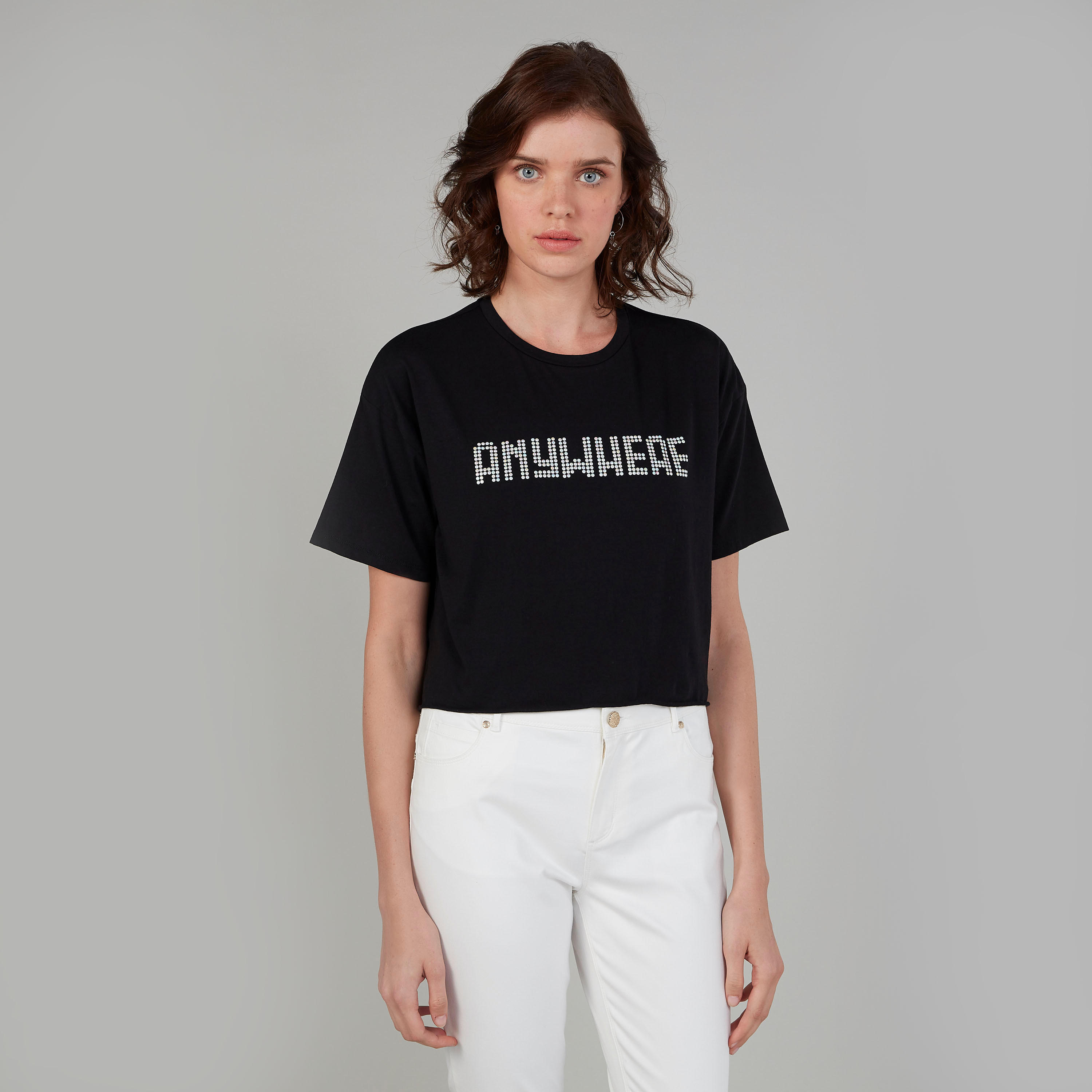بلوزة قصيرة مزيّنة بياقة مستديرة وأكمام قصيرة-women-clothing-tshirts-image-1