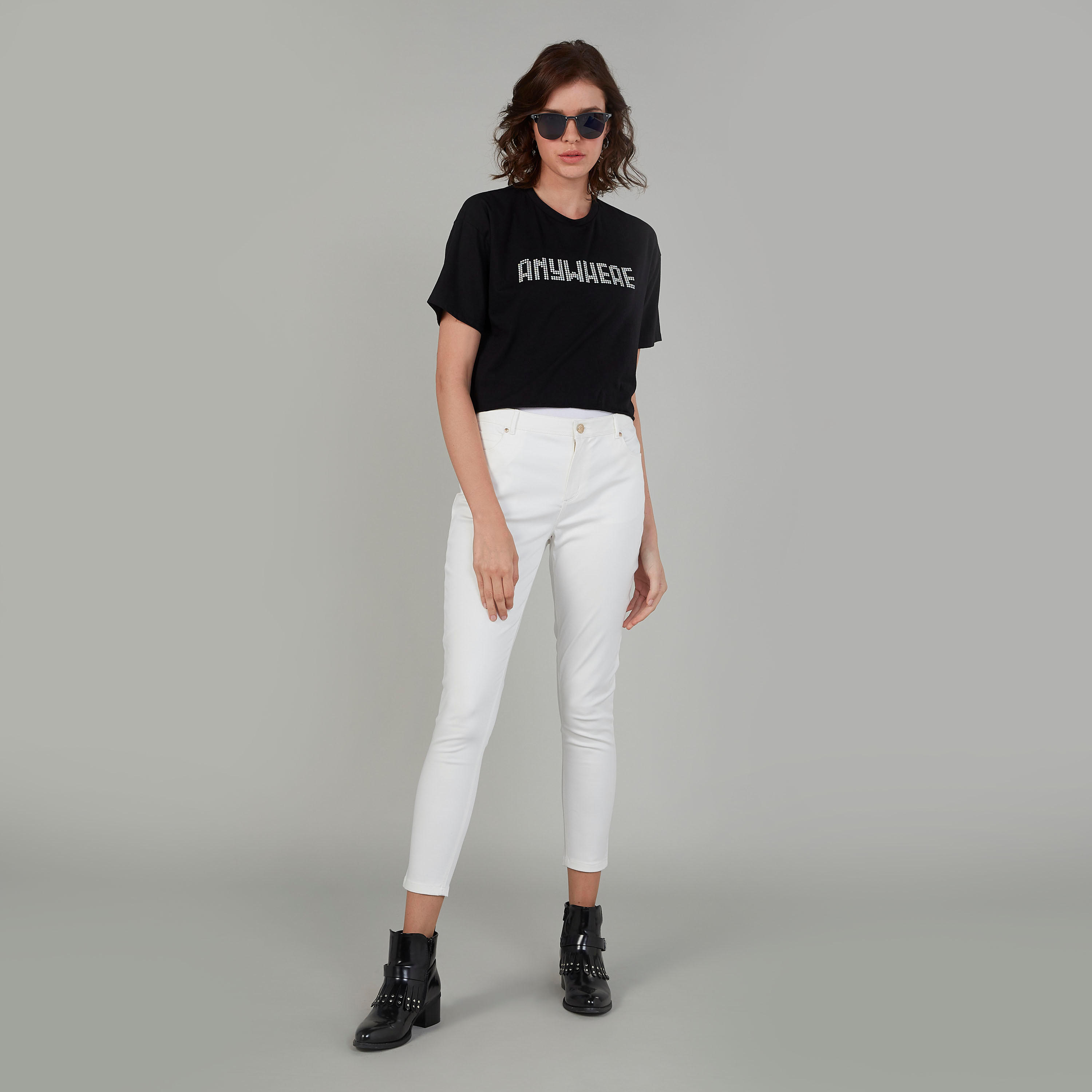 بلوزة قصيرة مزيّنة بياقة مستديرة وأكمام قصيرة-women-clothing-tshirts-image-2