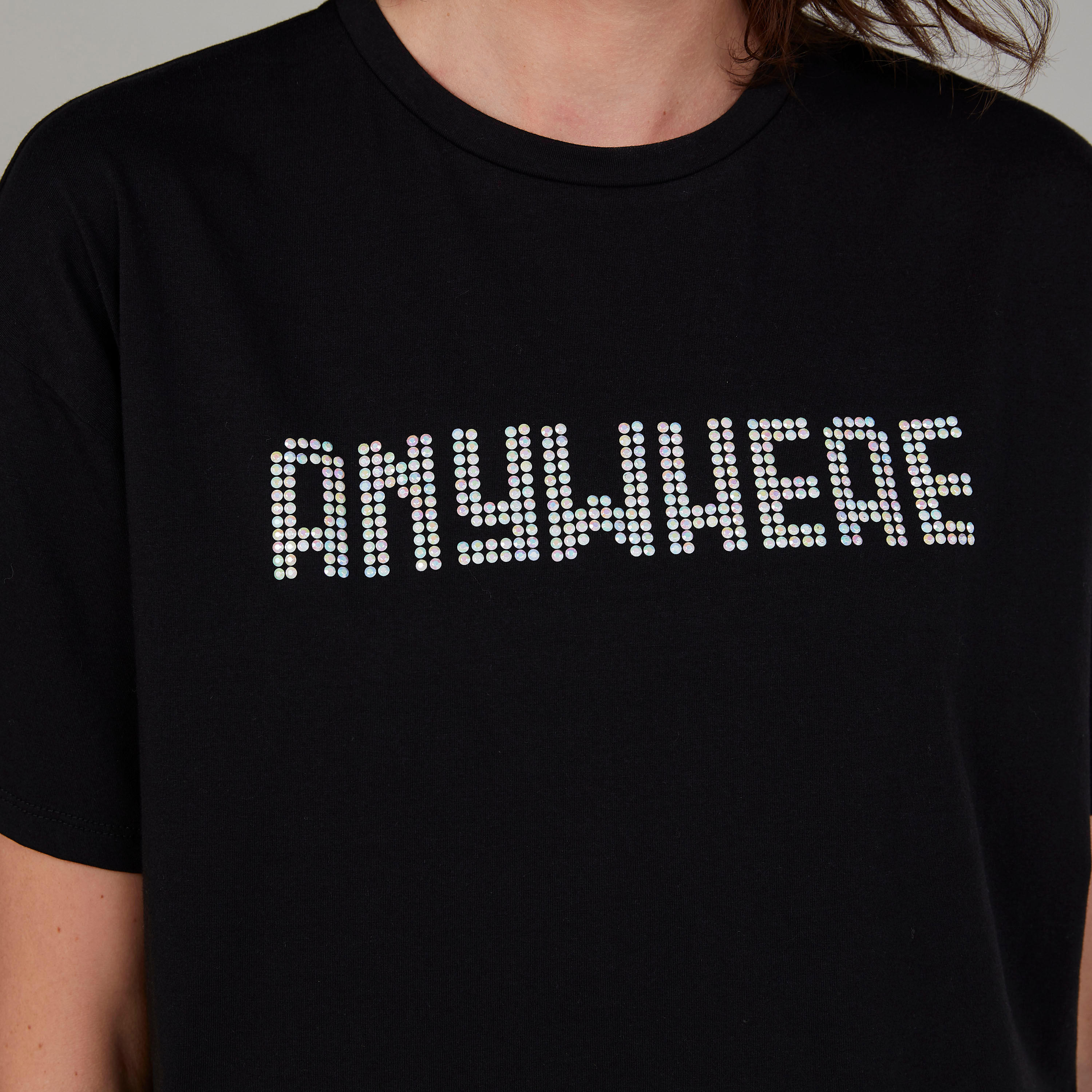 بلوزة قصيرة مزيّنة بياقة مستديرة وأكمام قصيرة-women-clothing-tshirts-image-3