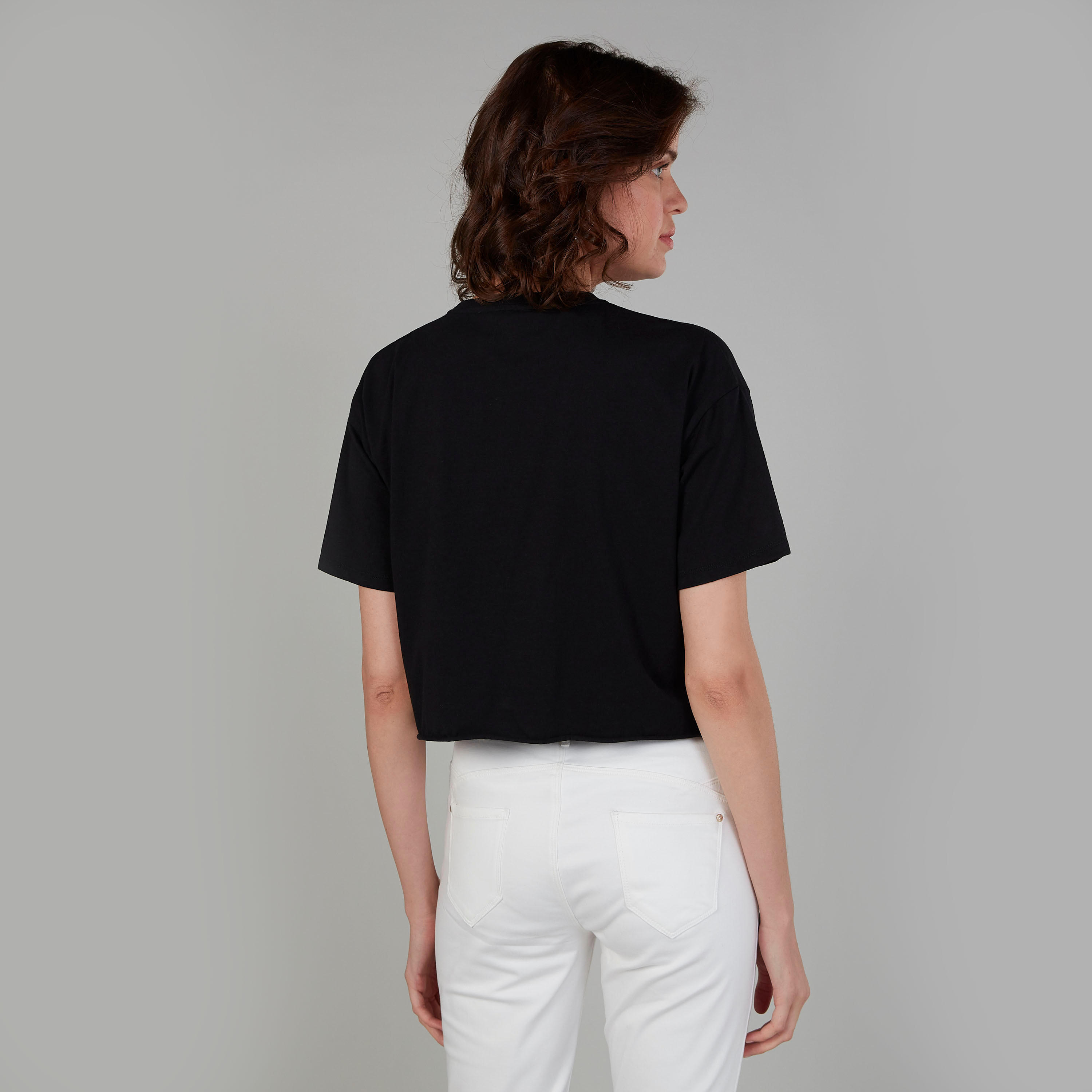 بلوزة قصيرة مزيّنة بياقة مستديرة وأكمام قصيرة-women-clothing-tshirts-image-4