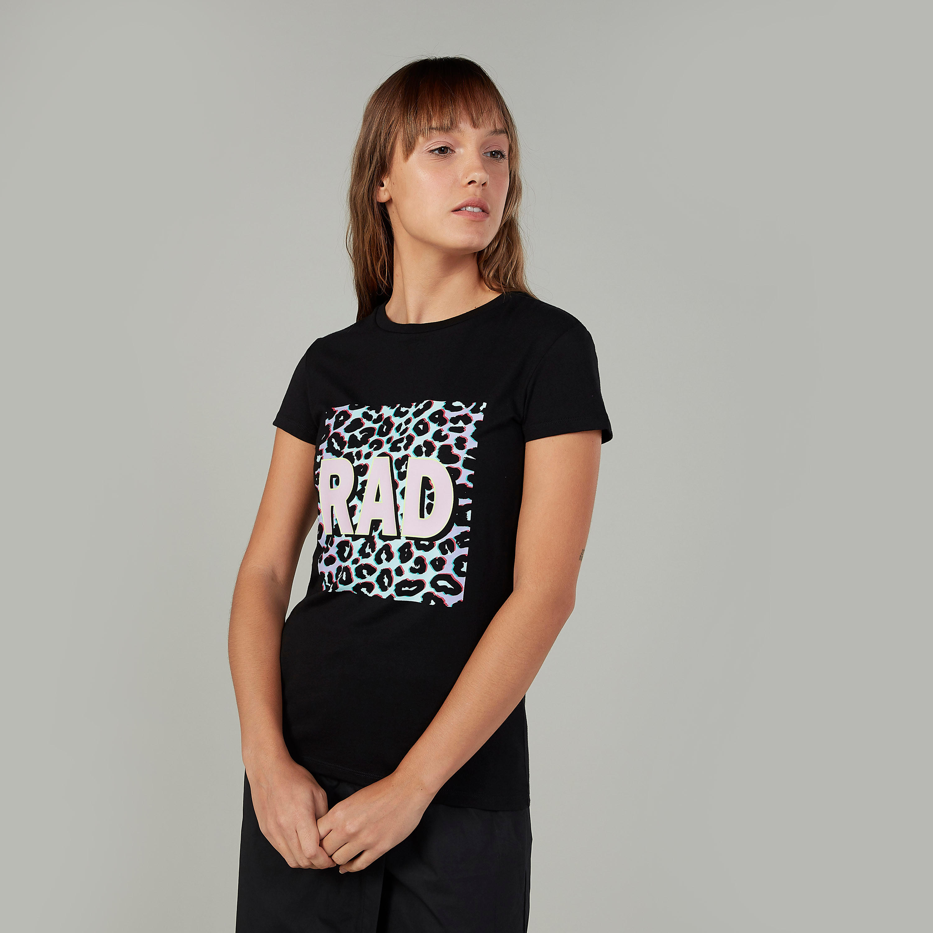 تيشيرت بياقة ضيّقة وأكمام قصيرة وطبعات-women-clothing-tshirts-image-5
