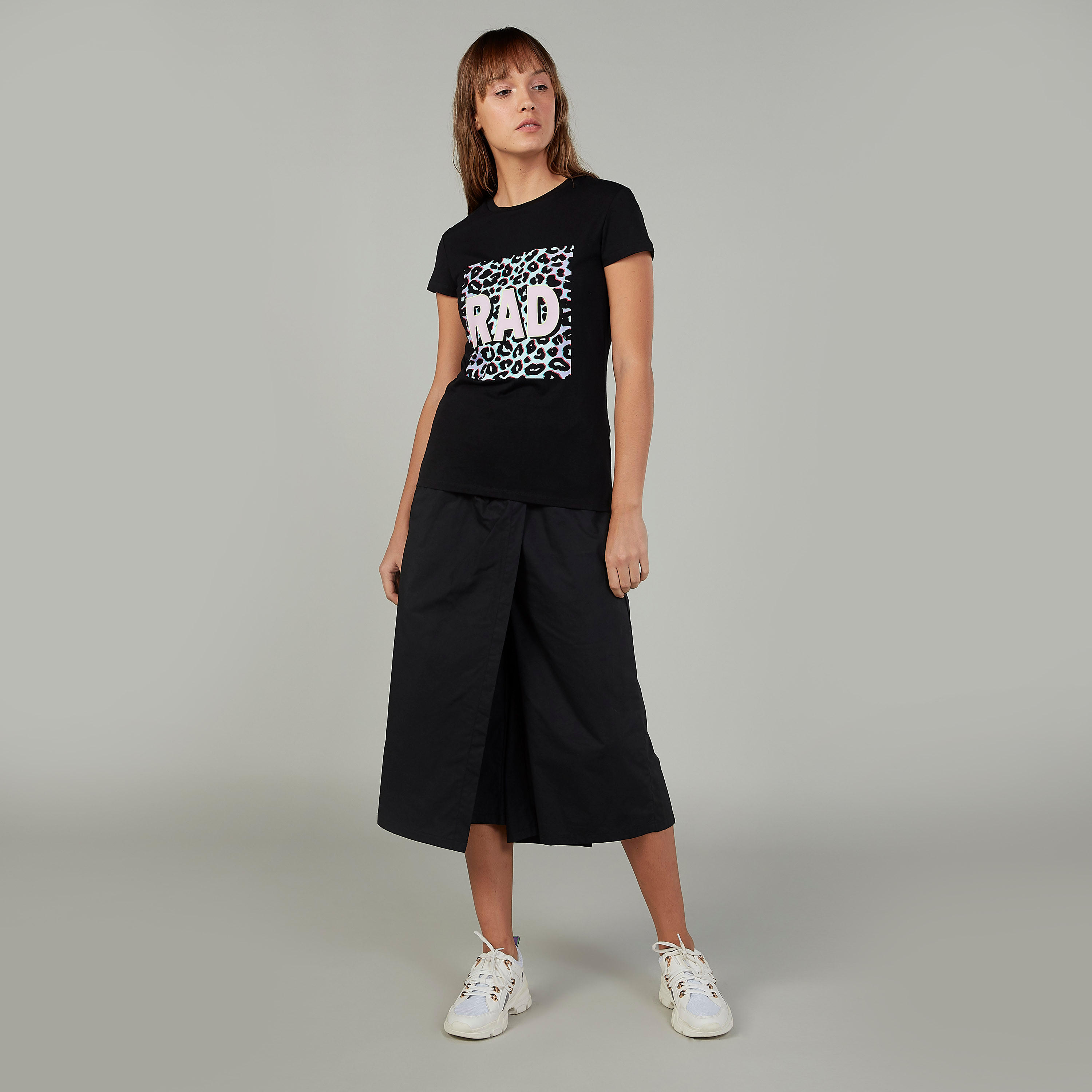 تيشيرت بياقة ضيّقة وأكمام قصيرة وطبعات-women-clothing-tshirts-image-4