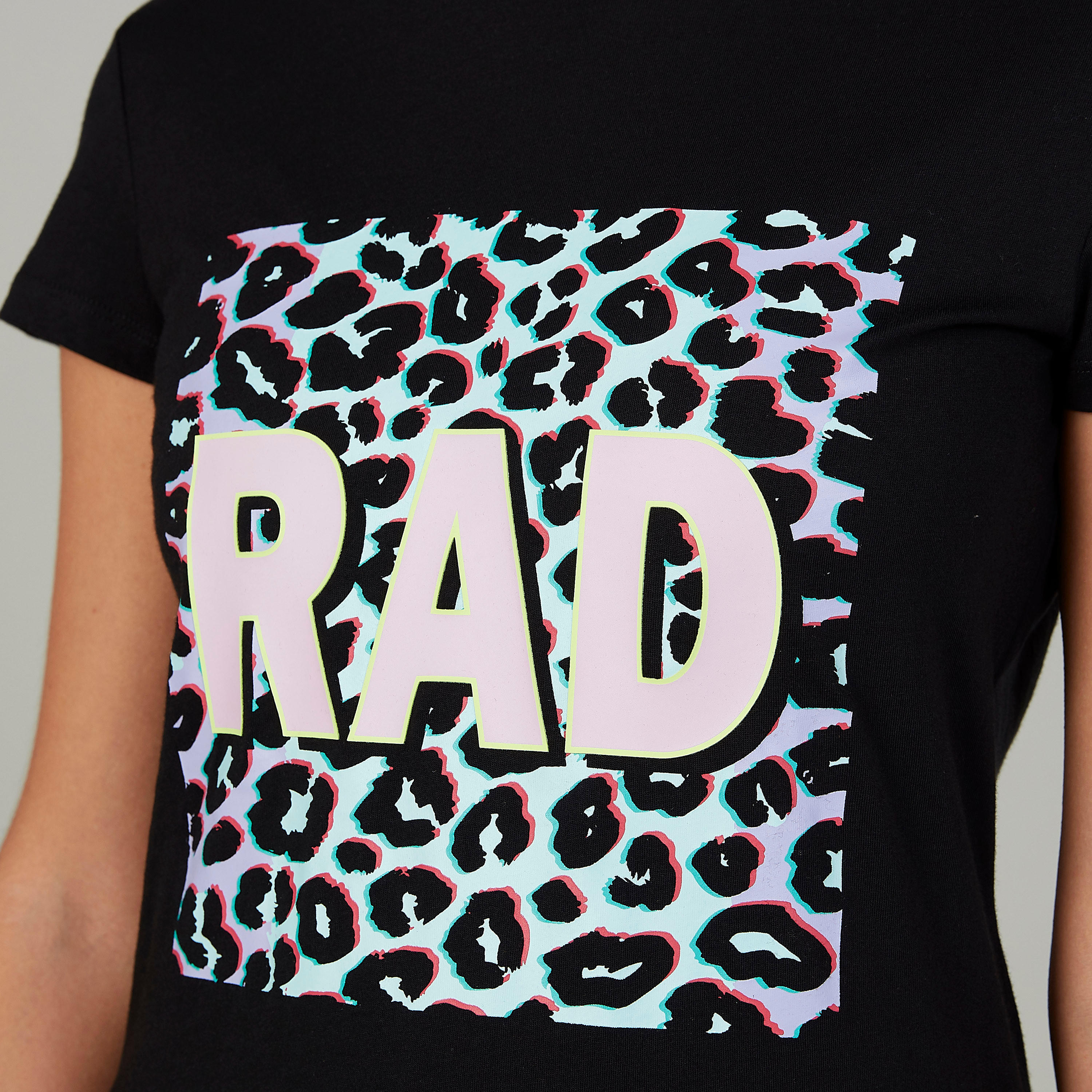 تيشيرت بياقة ضيّقة وأكمام قصيرة وطبعات-women-clothing-tshirts-image-3