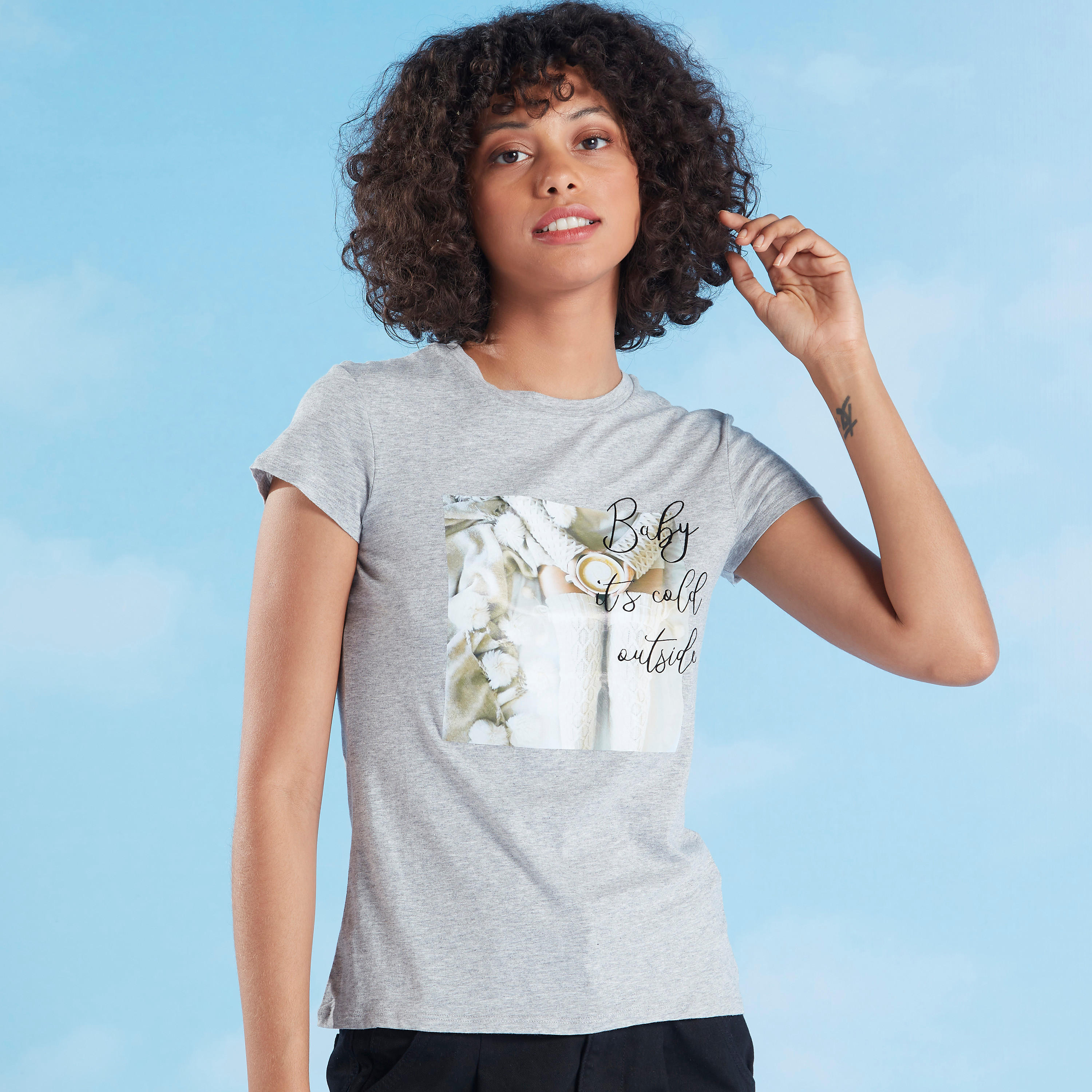 تيشيرت بياقة ضيّقة وأكمام كاب وطبعات-women-clothing-tshirts-image-1