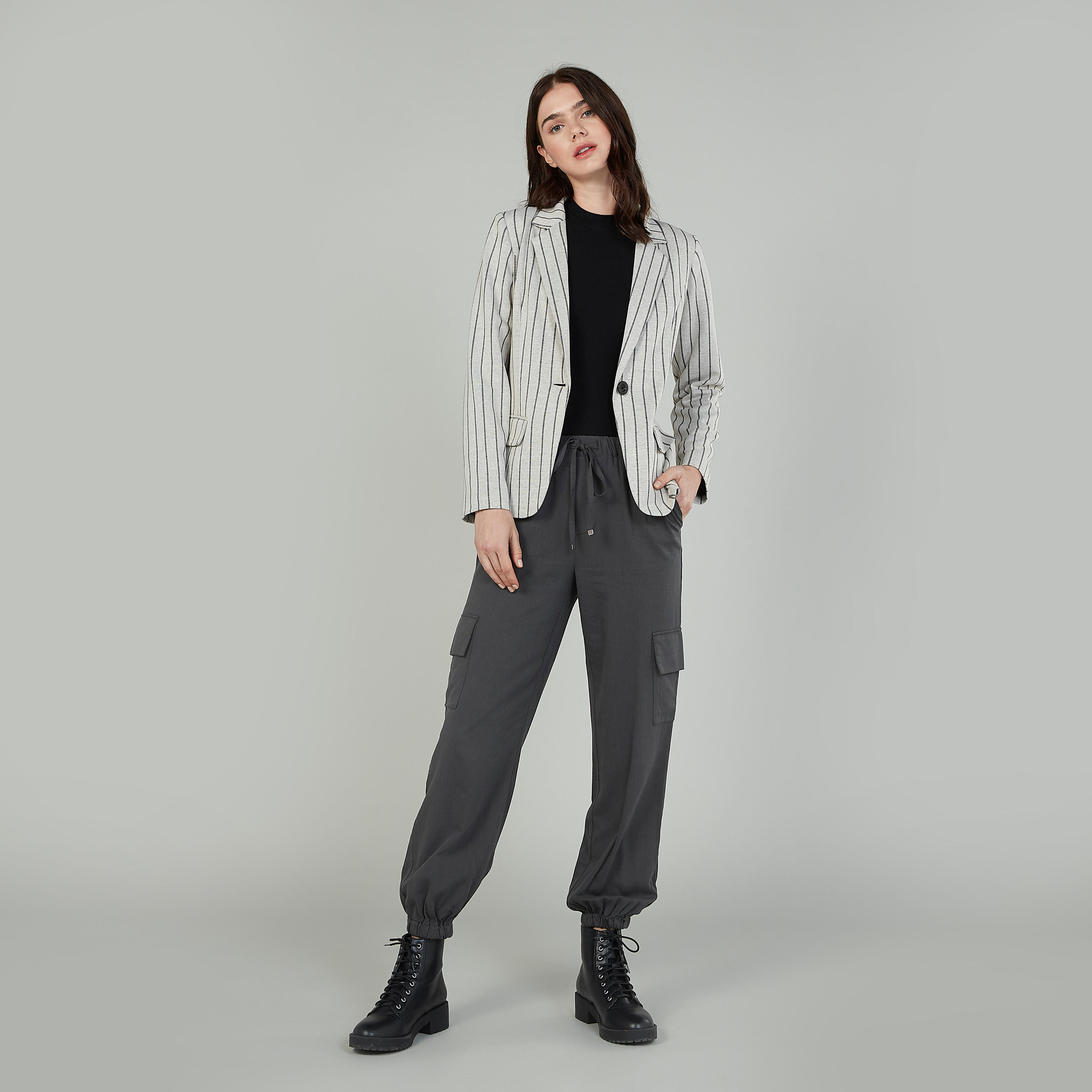 جاكيت بليزر مقلّم بياقة مطوية وأكمام طويلة-women-clothing-coatsandjackets-blazers-image-3