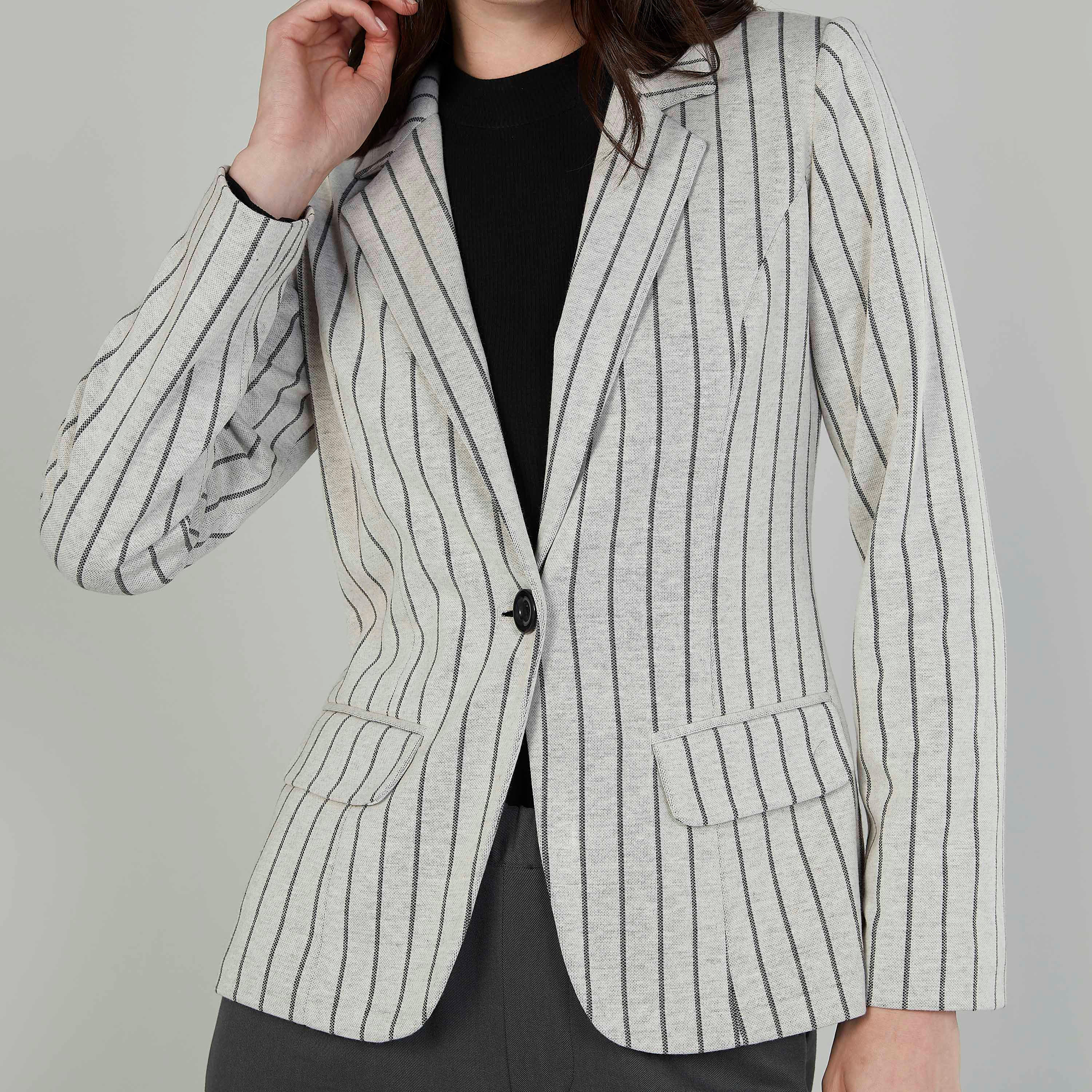 جاكيت بليزر مقلّم بياقة مطوية وأكمام طويلة-women-clothing-coatsandjackets-blazers-image-2