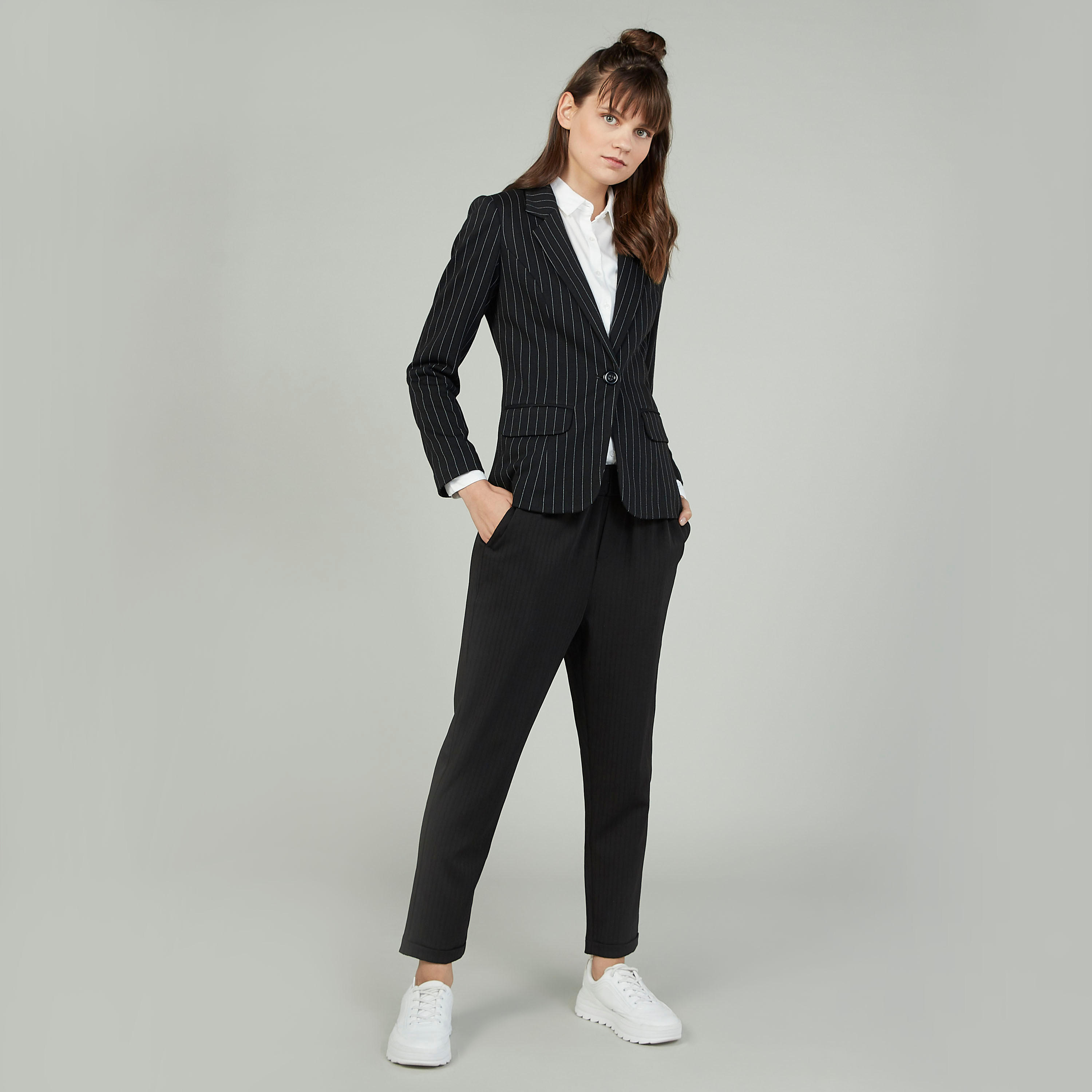 جاكيت بليزر مقلّم بياقة مطوية وأكمام طويلة-women-clothing-coatsandjackets-blazers-image-2