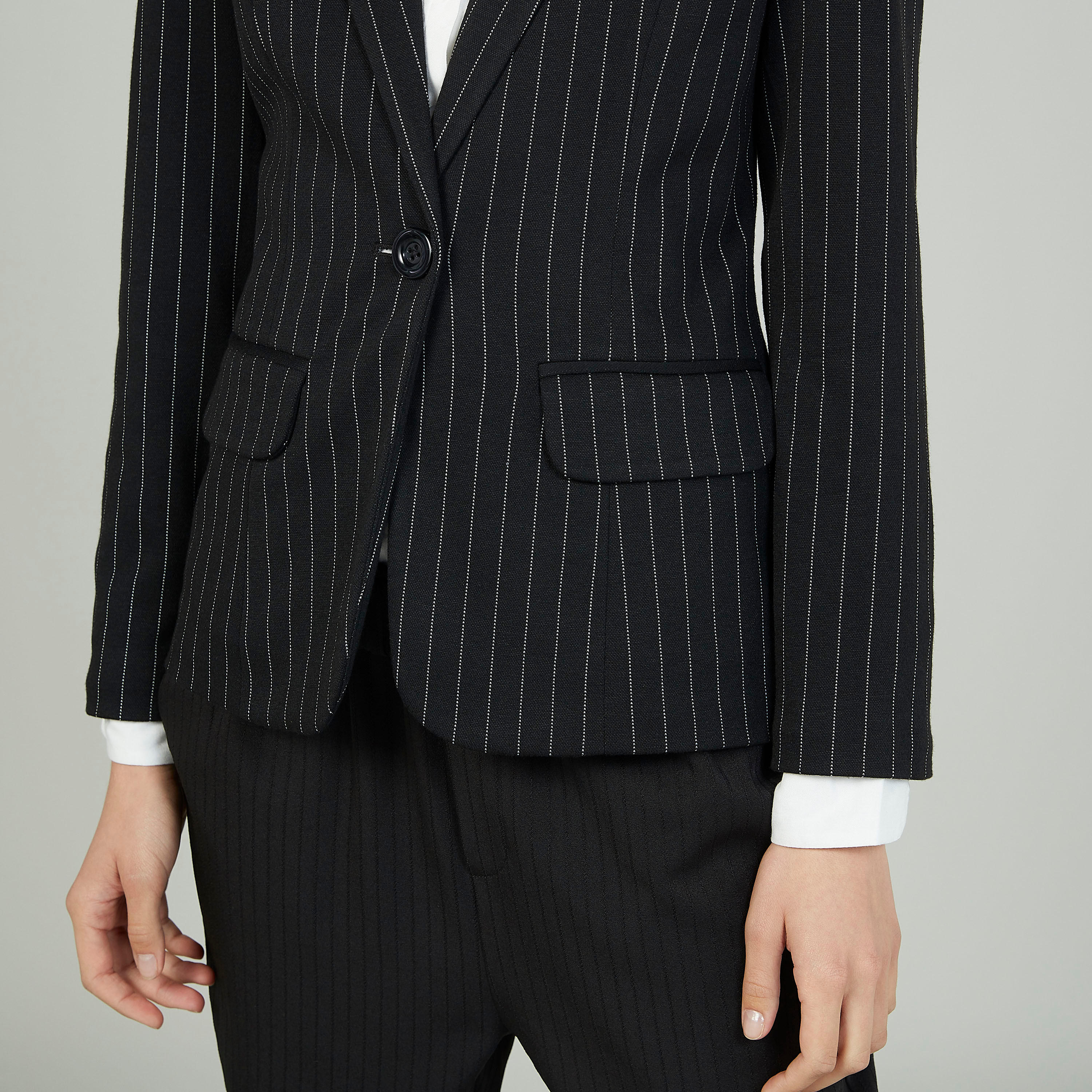 جاكيت بليزر مقلّم بياقة مطوية وأكمام طويلة-women-clothing-coatsandjackets-blazers-image-3
