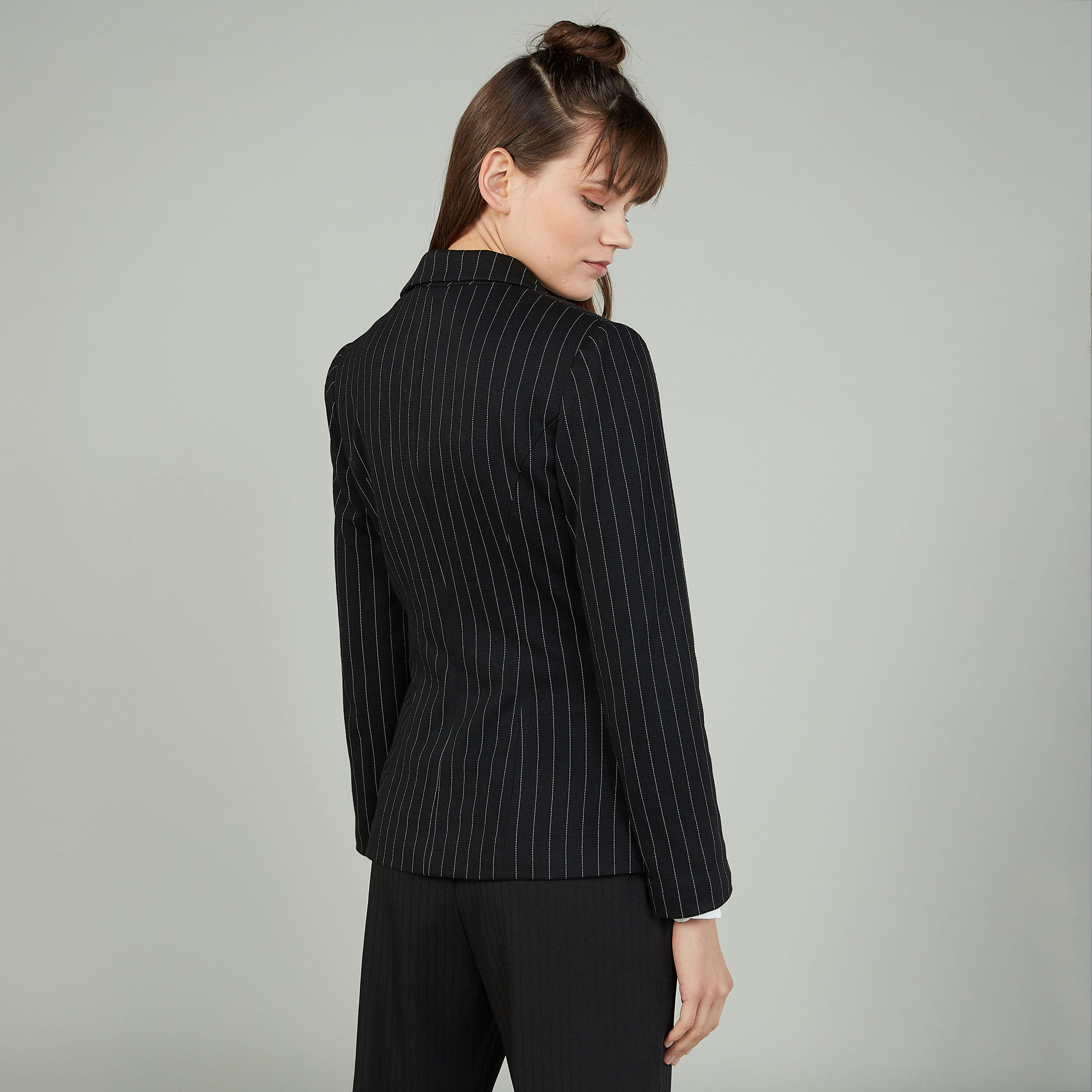جاكيت بليزر مقلّم بياقة مطوية وأكمام طويلة-women-clothing-coatsandjackets-blazers-image-4