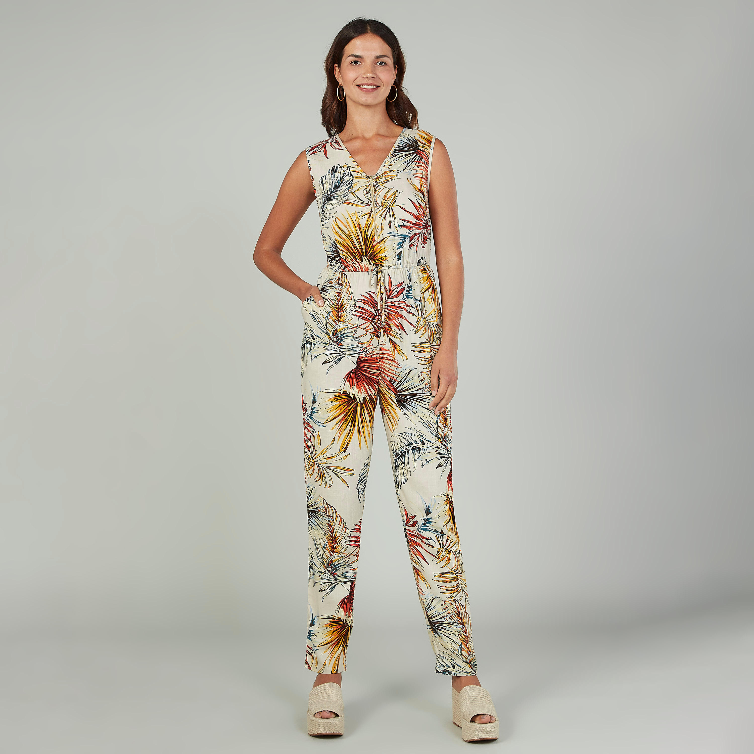 افرول بدون أكمام بطبعة زهور بفتحة رقبة على شكل V وتفاصيل جيب-women-clothing-jumpsuits-image-1