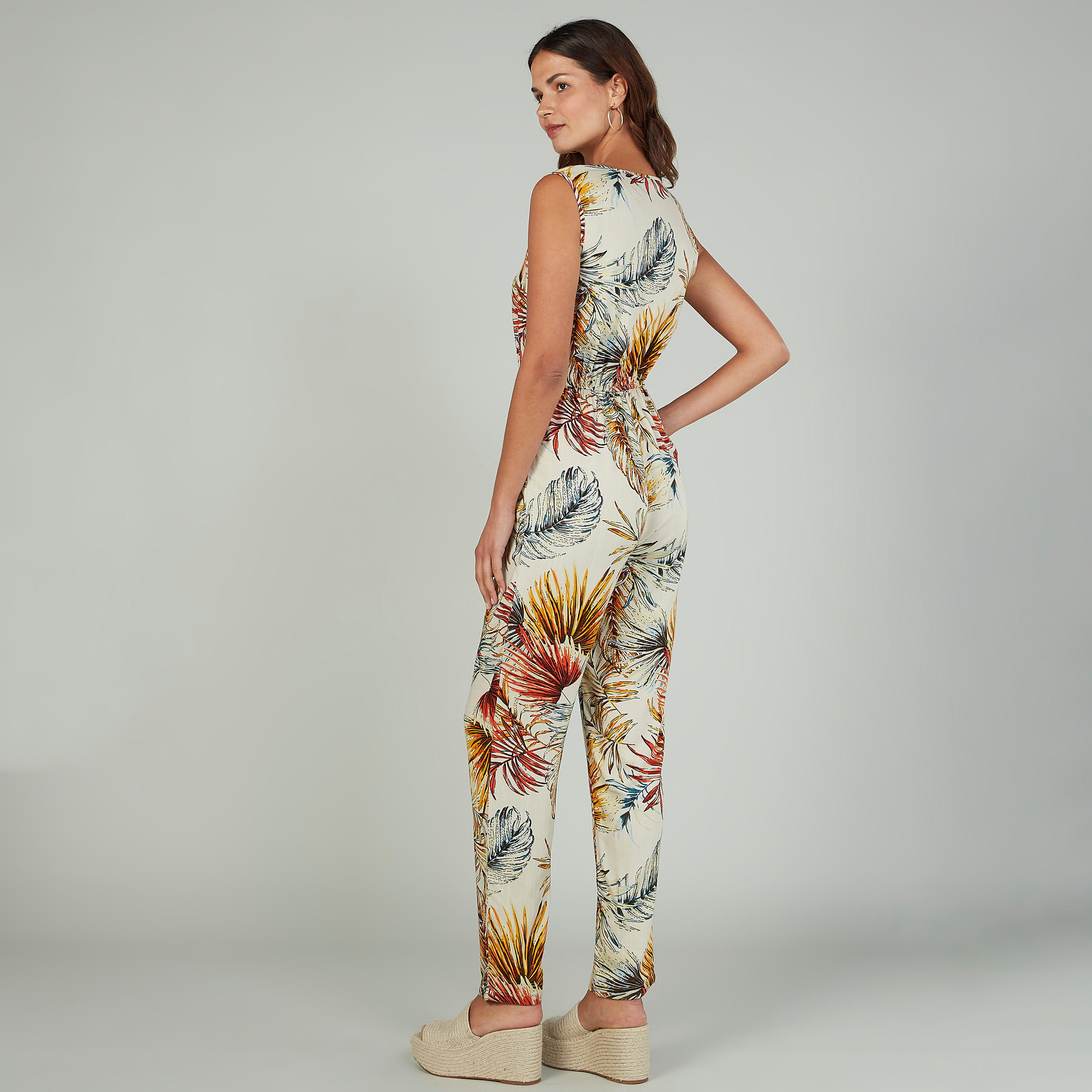 افرول بدون أكمام بطبعة زهور بفتحة رقبة على شكل V وتفاصيل جيب-women-clothing-jumpsuits-image-4