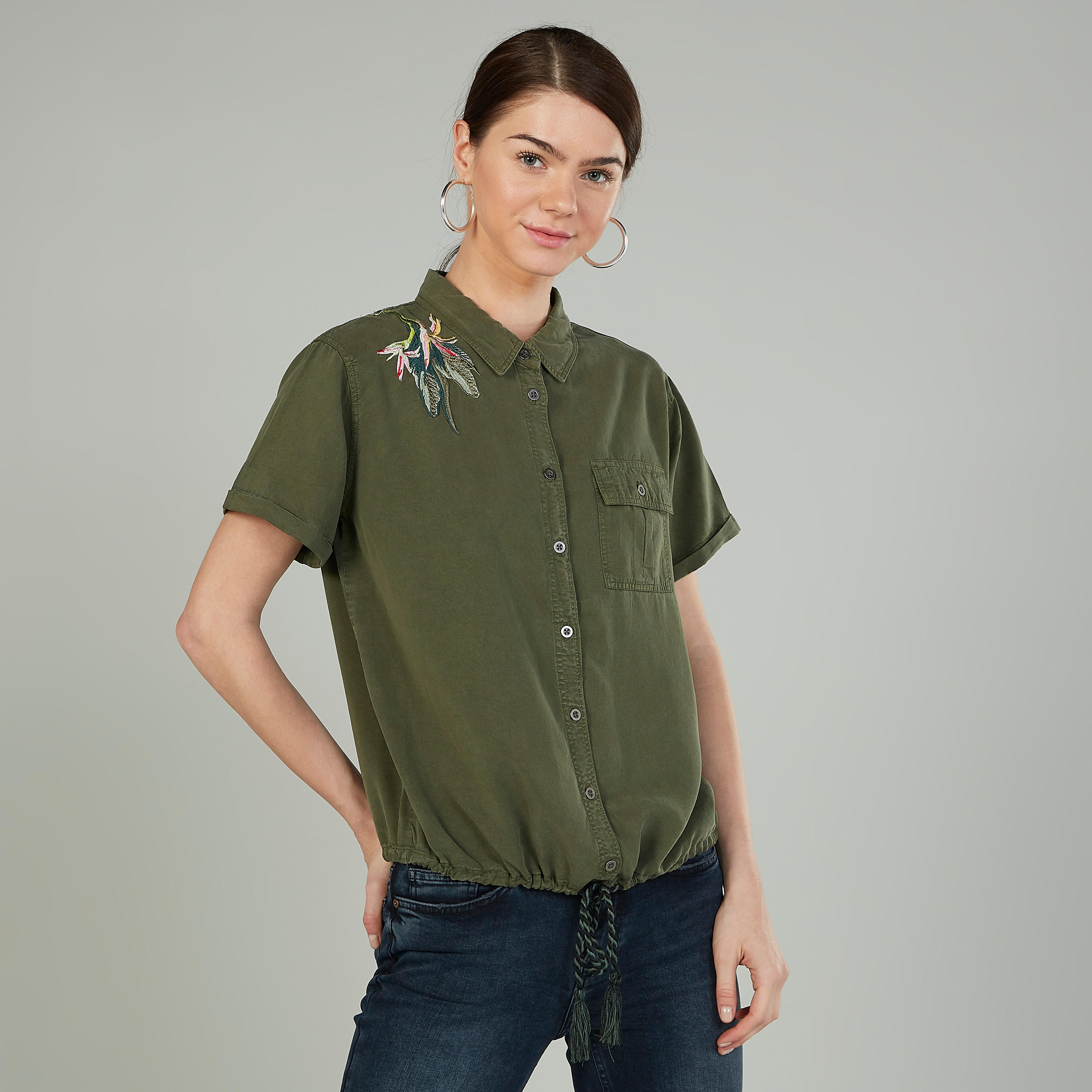 قميص مطرز بأكمام قصيرة وجيوب بطيّة-women-clothing-shirtsandblouses-shirts-image-1