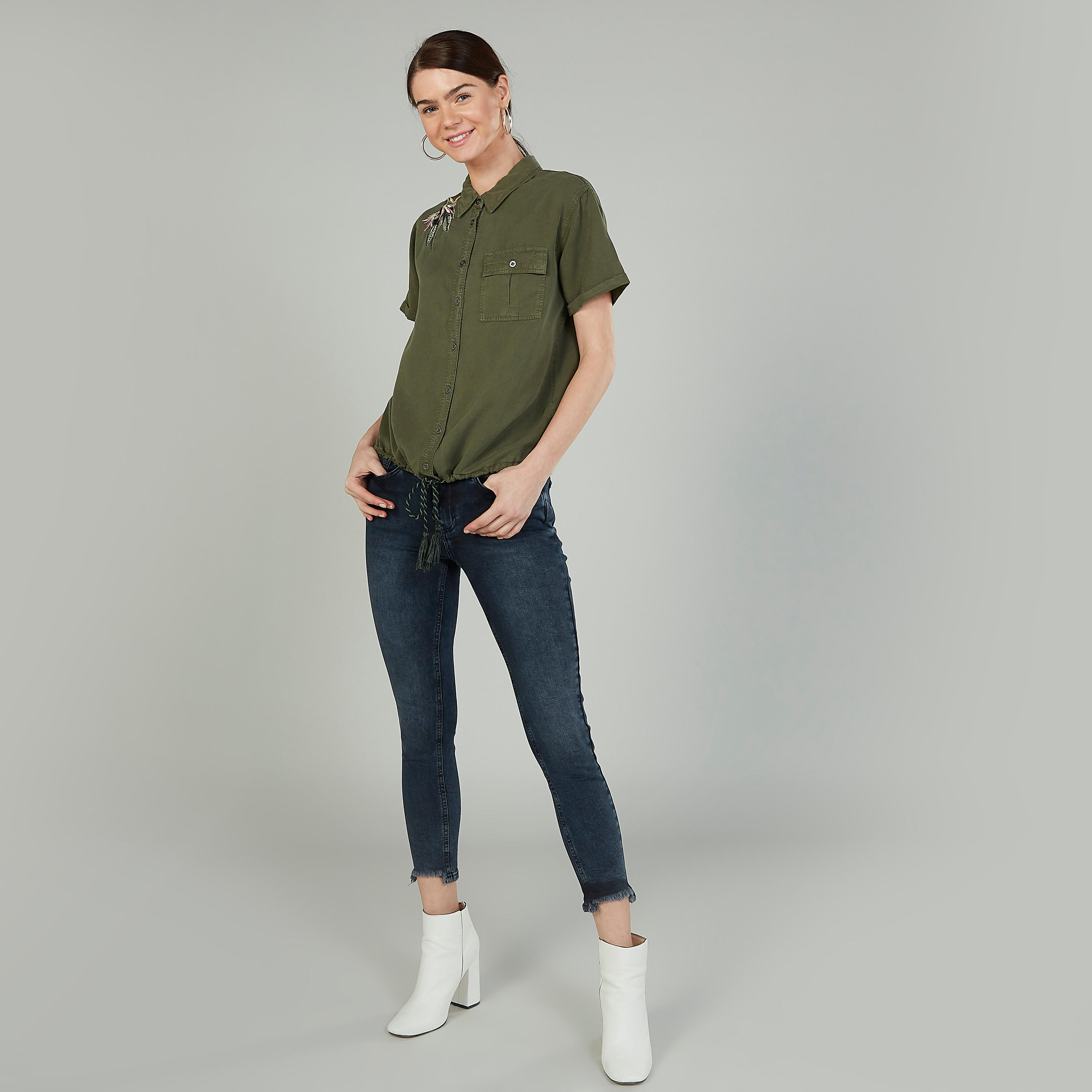 قميص مطرز بأكمام قصيرة وجيوب بطيّة-women-clothing-shirtsandblouses-shirts-image-2