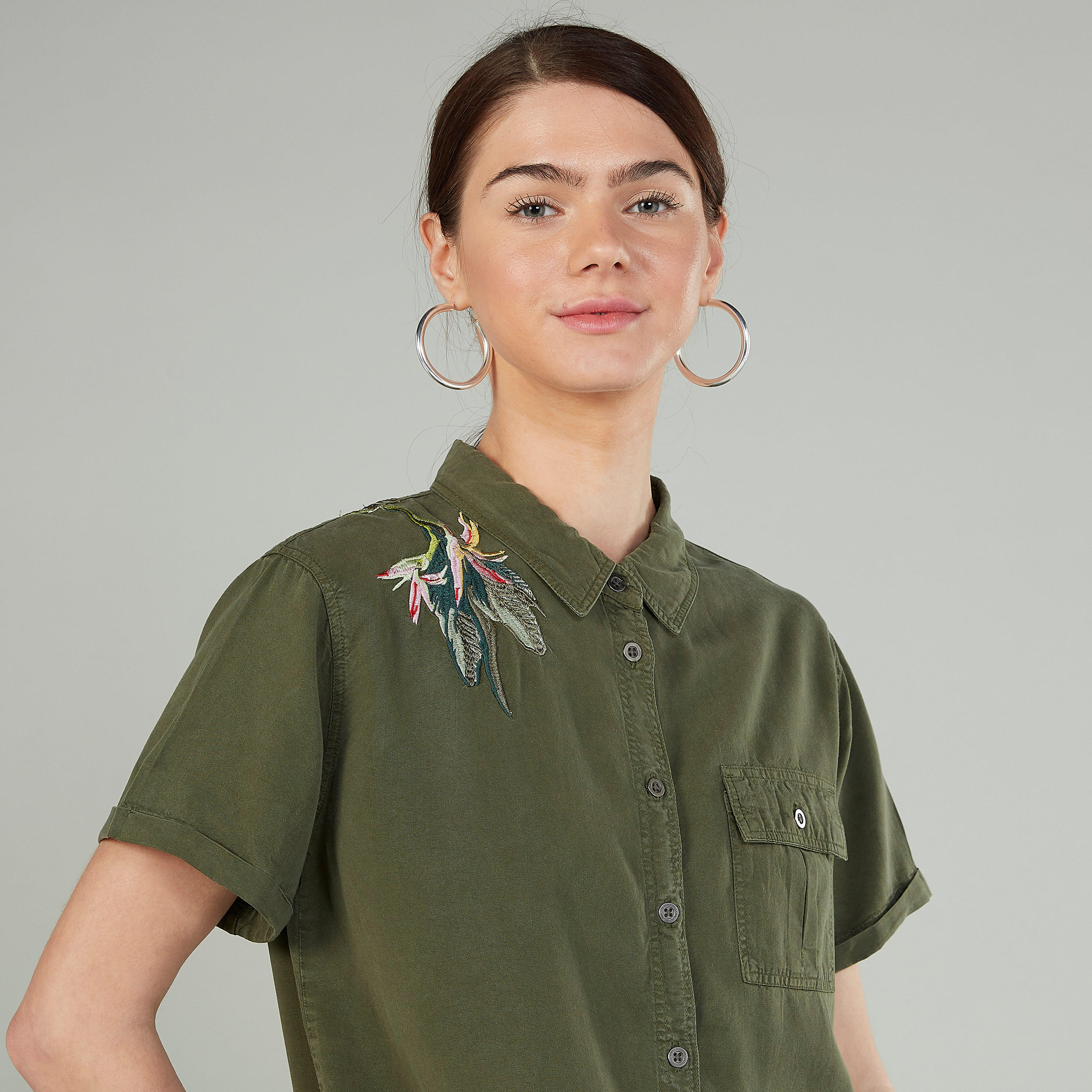 قميص مطرز بأكمام قصيرة وجيوب بطيّة-women-clothing-shirtsandblouses-shirts-image-3