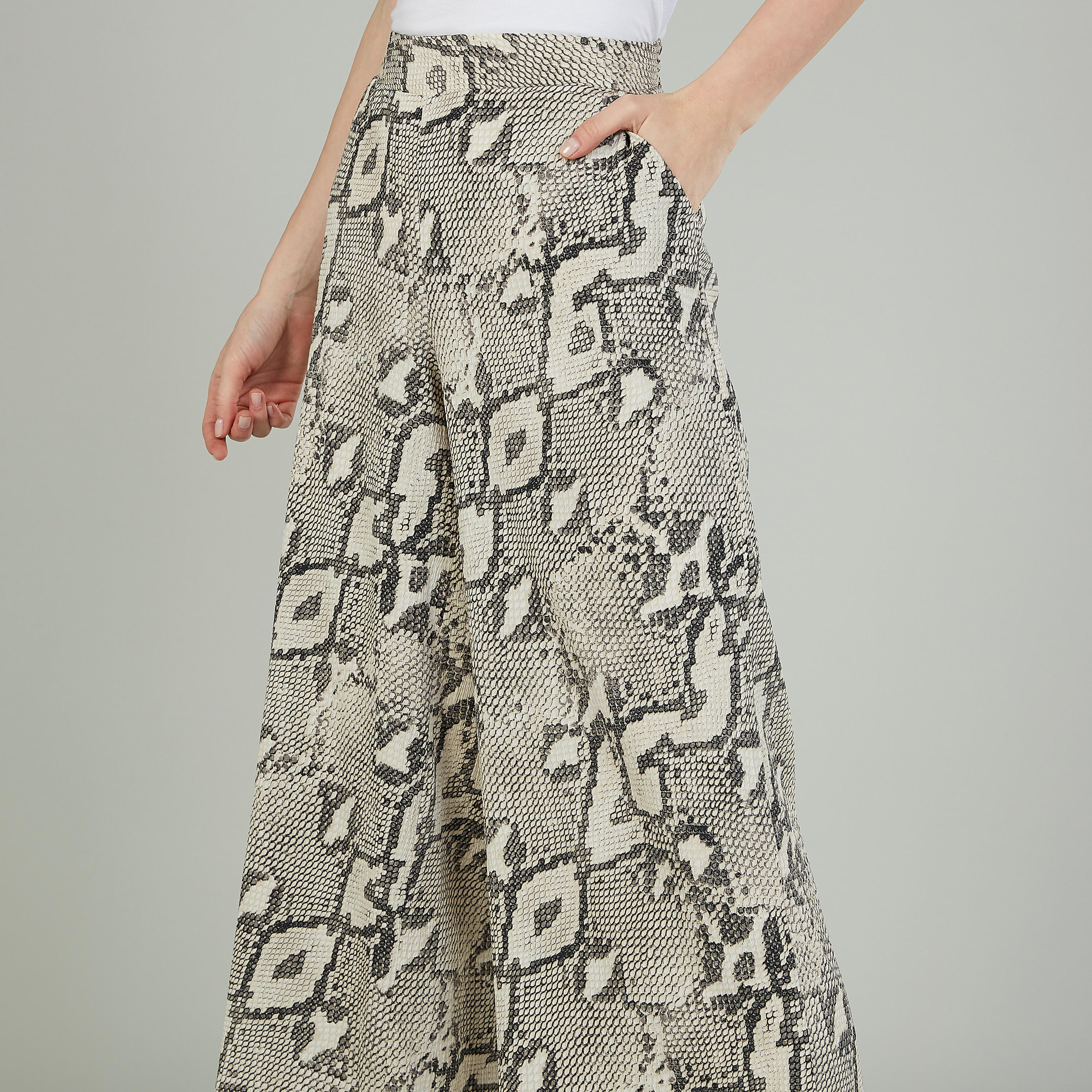 بنطلون بلازو بتفاصيل جيوب وطبعات حيوانات-women-clothing-bottoms-trousers-image-3