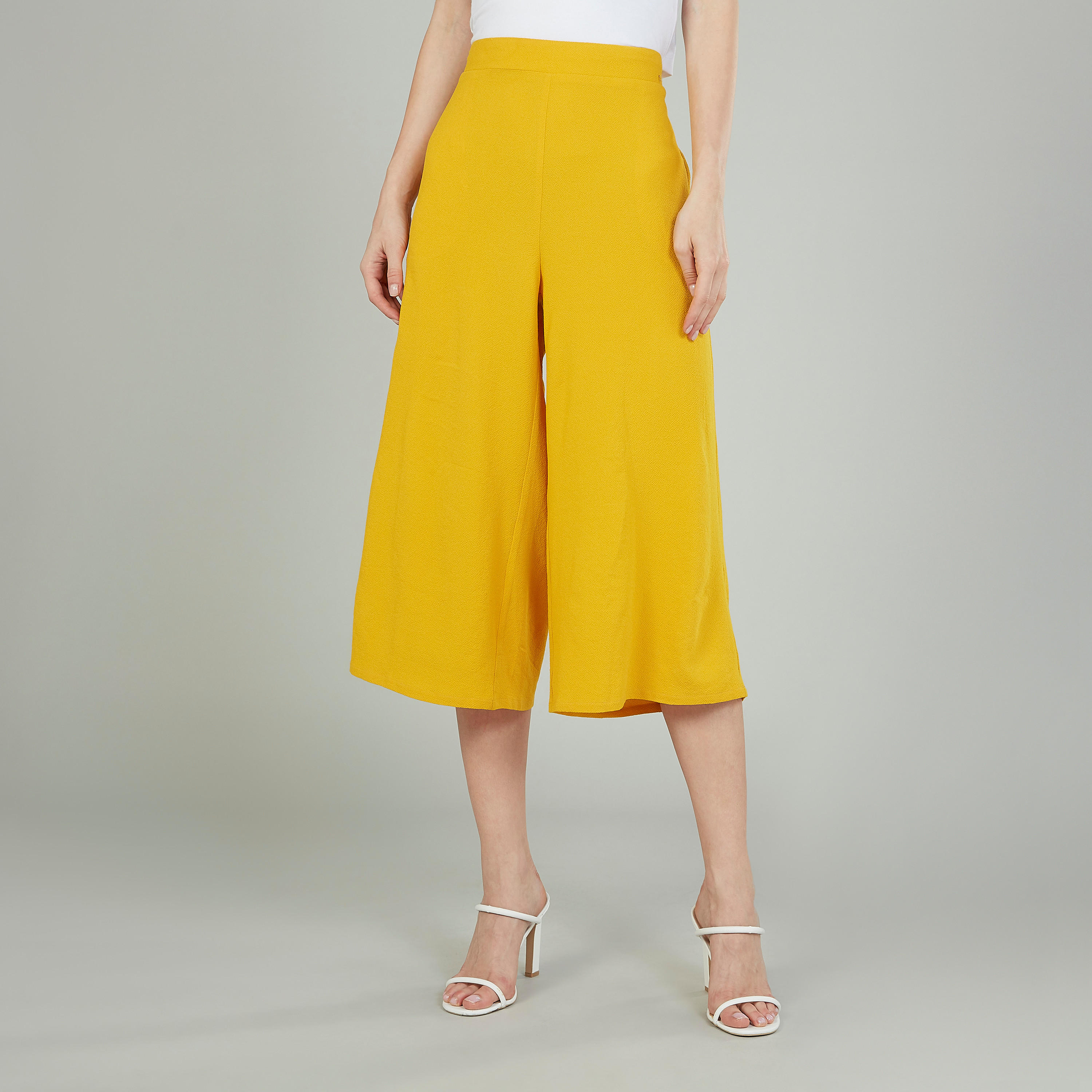 بنطلون قصير سادة بخصر مطّاطي وجيوب-women-clothing-bottoms-trousers-image-1