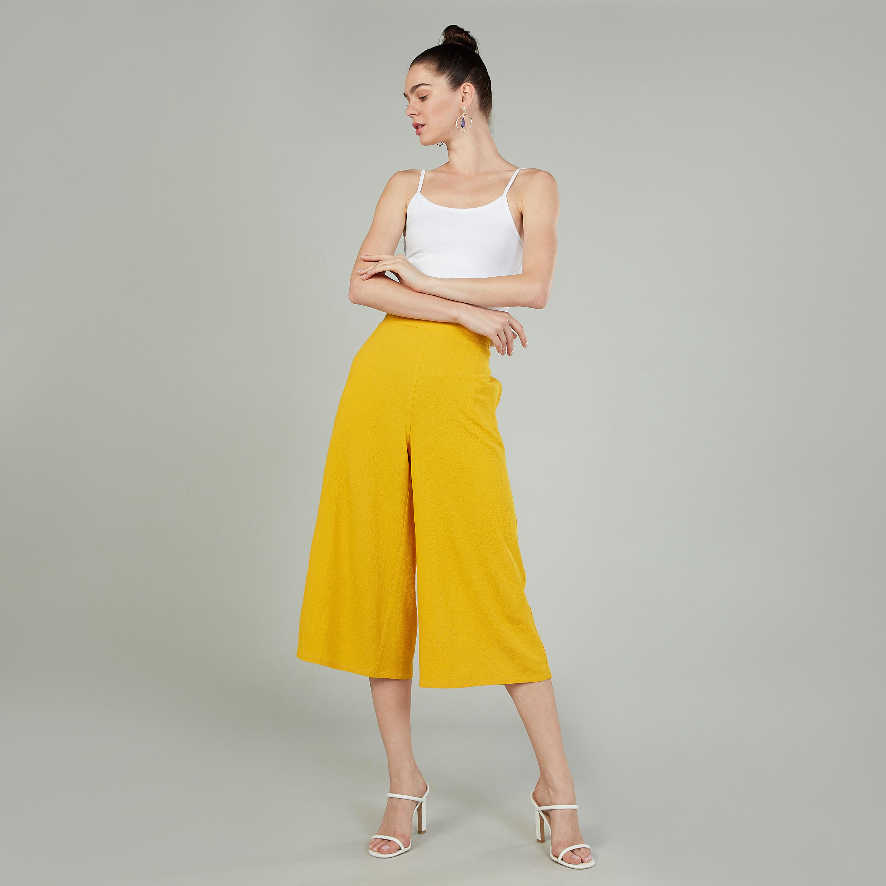 بنطلون قصير سادة بخصر مطّاطي وجيوب-women-clothing-bottoms-trousers-image-2