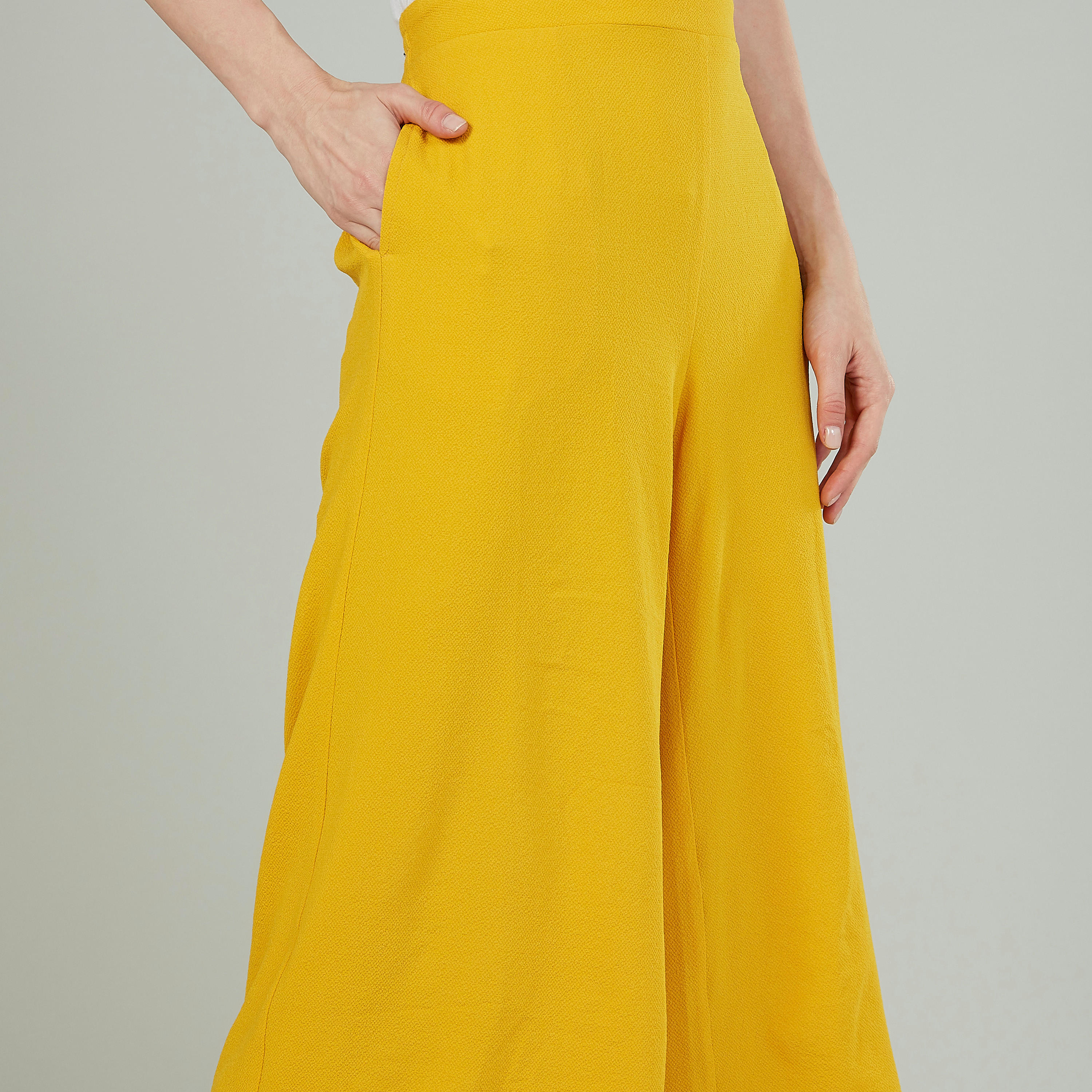 بنطلون قصير سادة بخصر مطّاطي وجيوب-women-clothing-bottoms-trousers-image-3