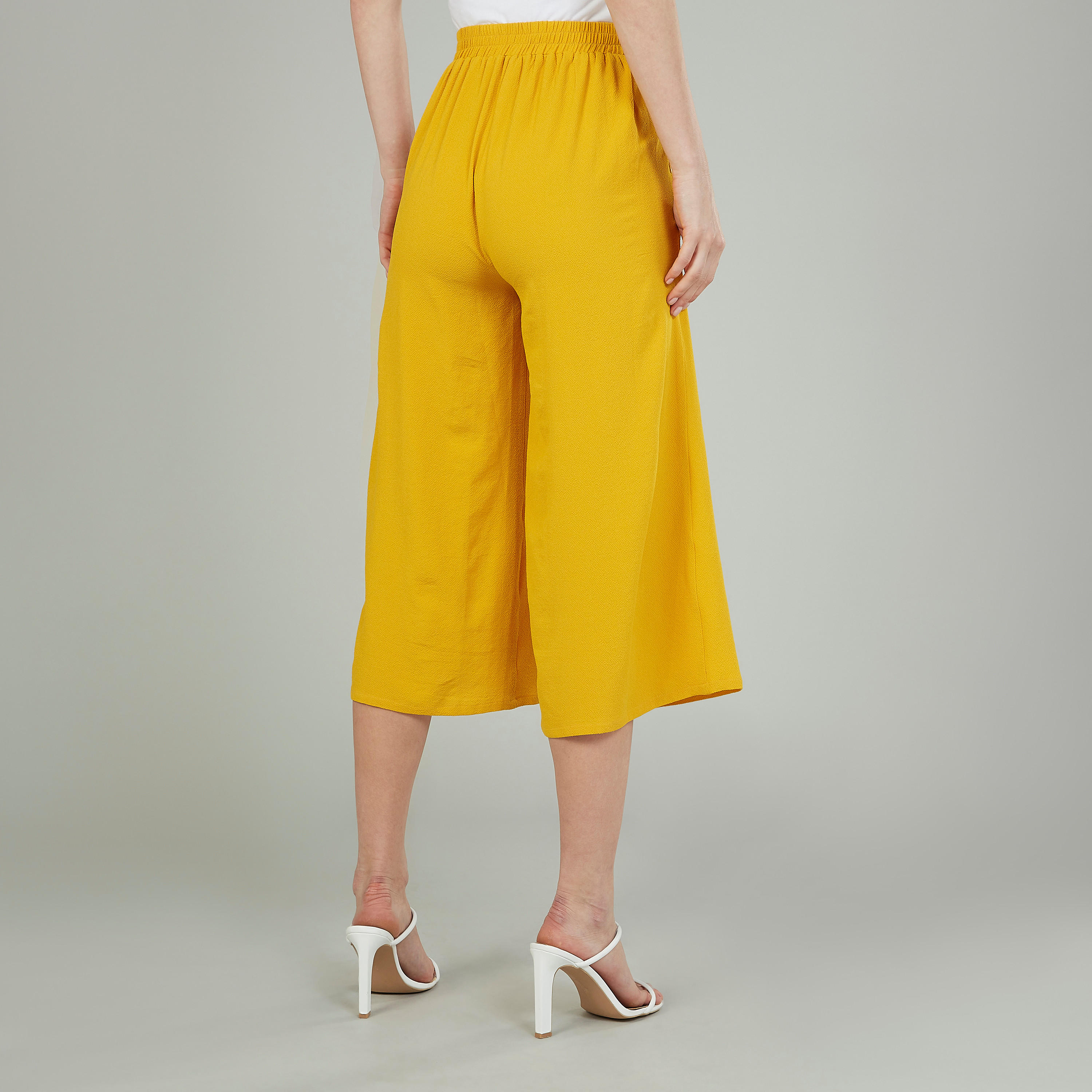 بنطلون قصير سادة بخصر مطّاطي وجيوب-women-clothing-bottoms-trousers-image-4