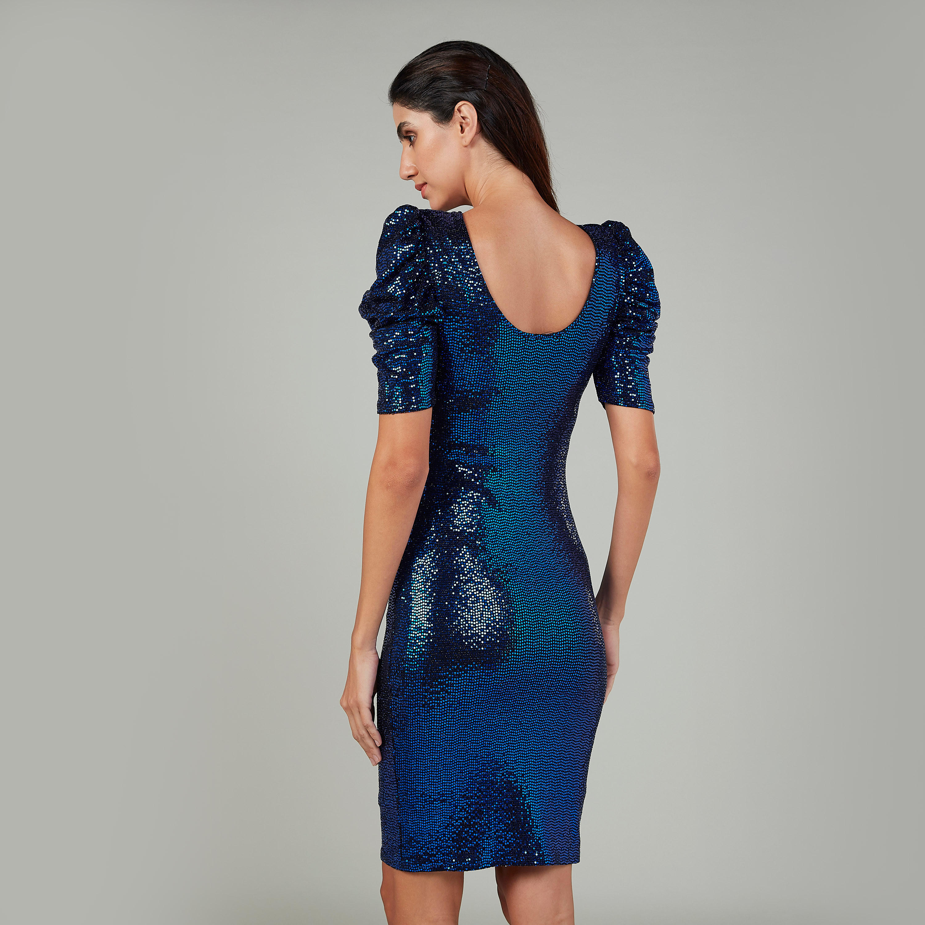 فستان قصير بارز الملمس بقصّة ضيّقة وأكمام قصيرة-women-clothing-dresses-image-4
