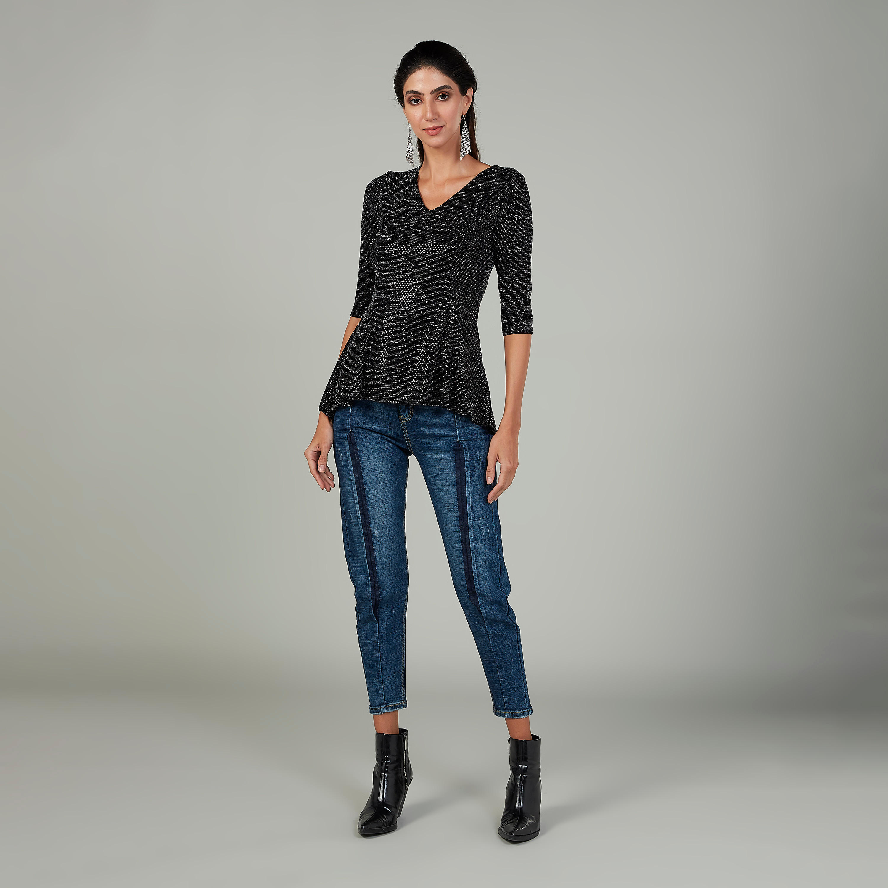 بلوزة مزينة بياقة V وأكمام 3/4-women-clothing-shirtsandblouses-blouses-image-2