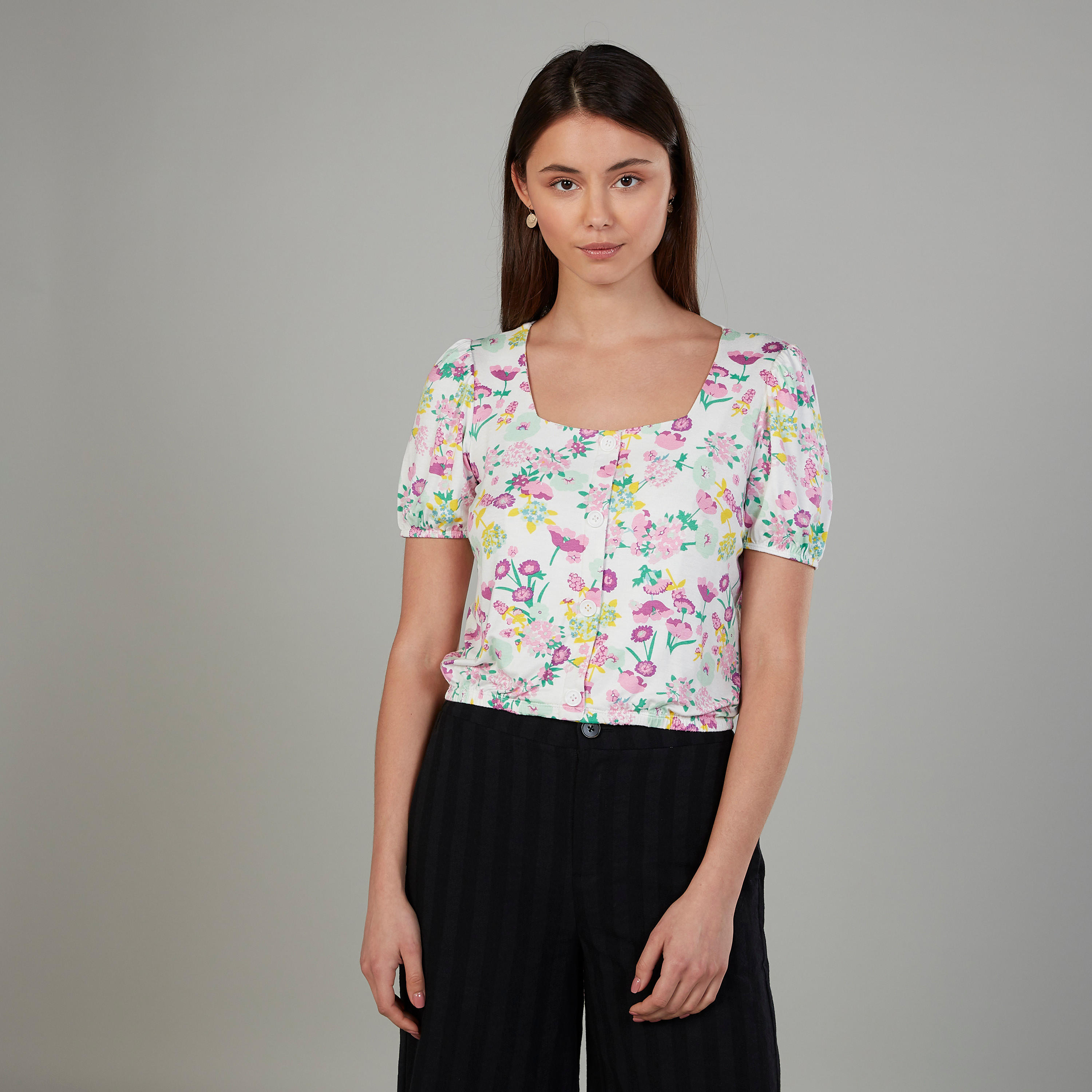 بلوزة بطبعات زهرية وأكمام قصيرة وتفاصيل أزرار-women-clothing-shirtsandblouses-blouses-image-4