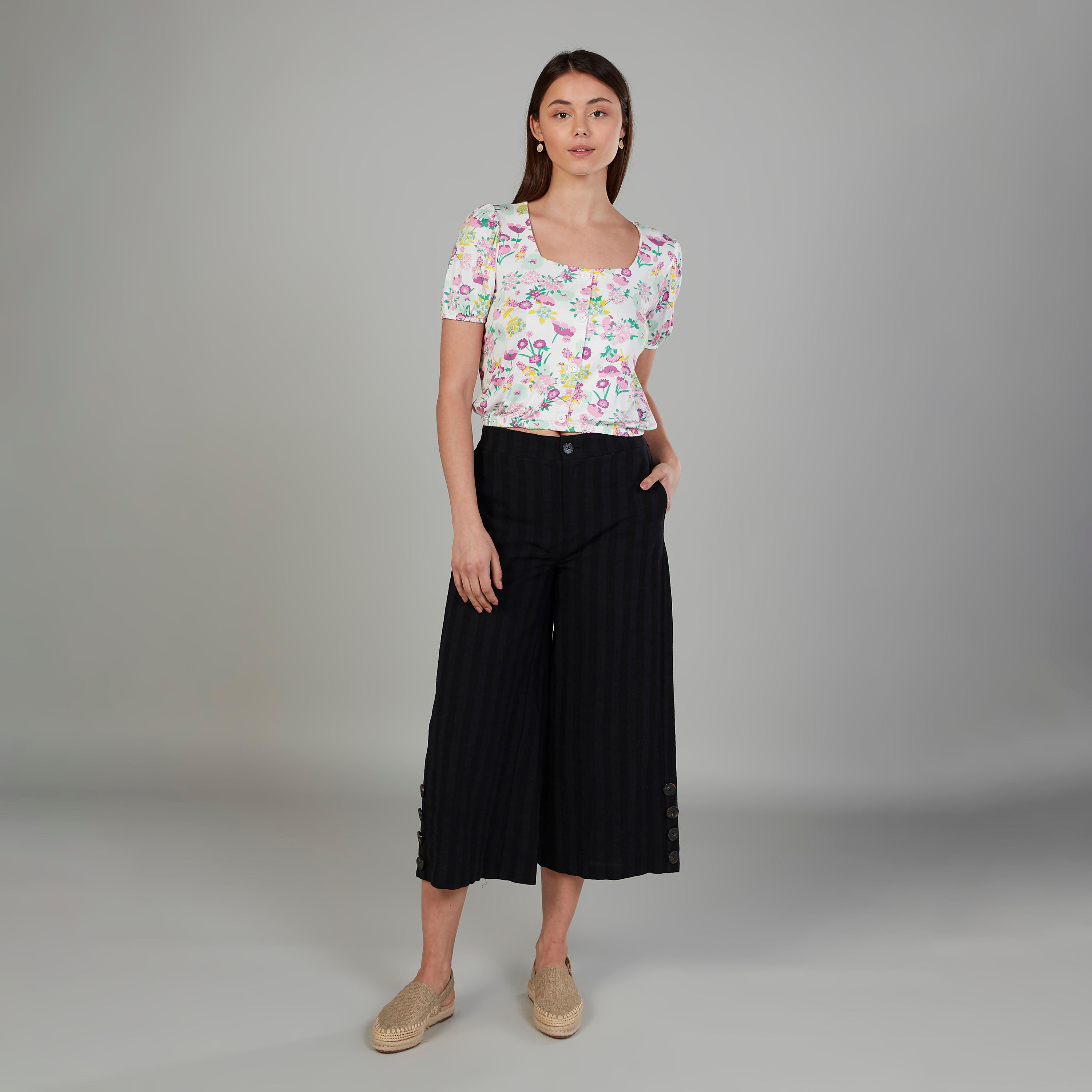 بلوزة بطبعات زهرية وأكمام قصيرة وتفاصيل أزرار-women-clothing-shirtsandblouses-blouses-image-3