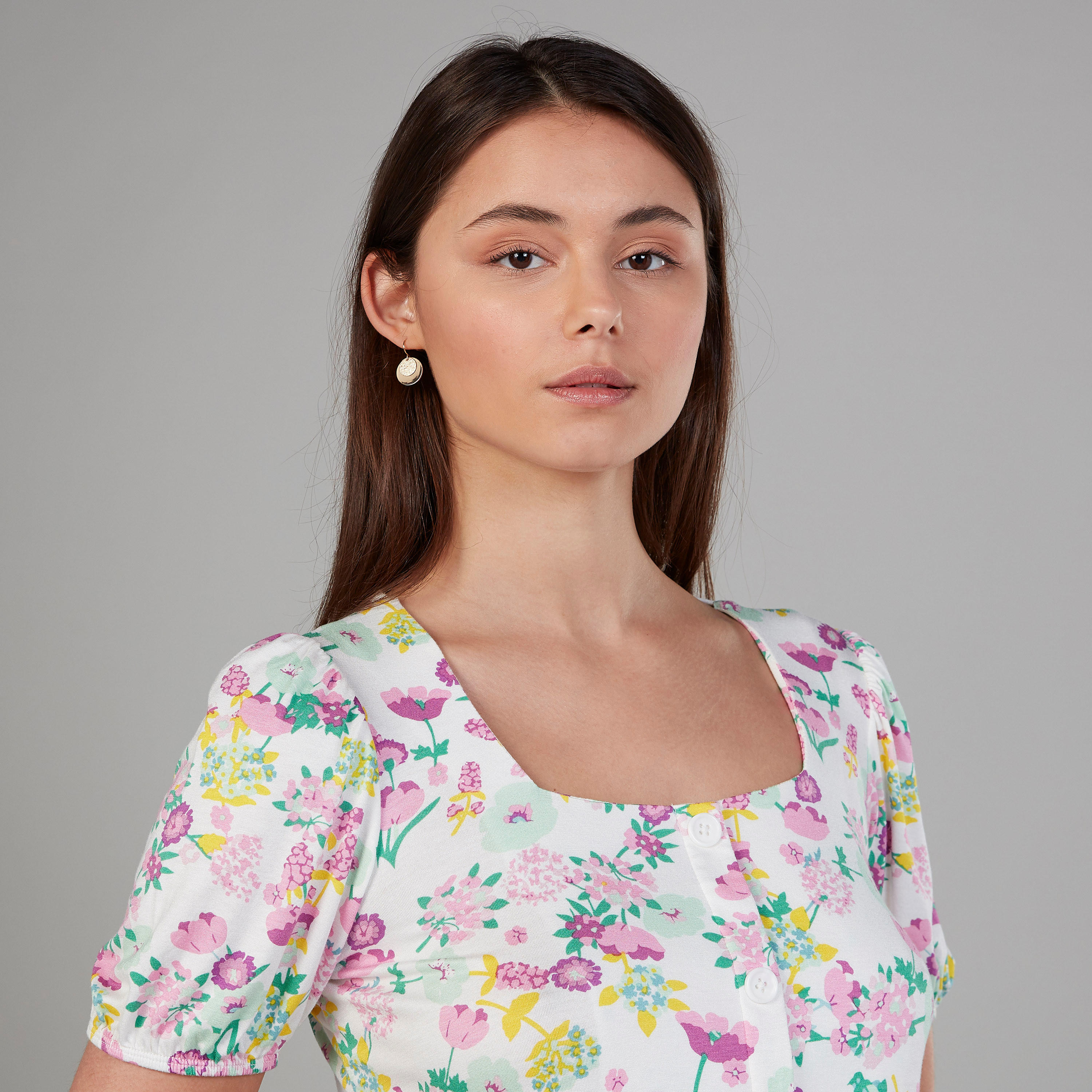 بلوزة بطبعات زهرية وأكمام قصيرة وتفاصيل أزرار-women-clothing-shirtsandblouses-blouses-image-2