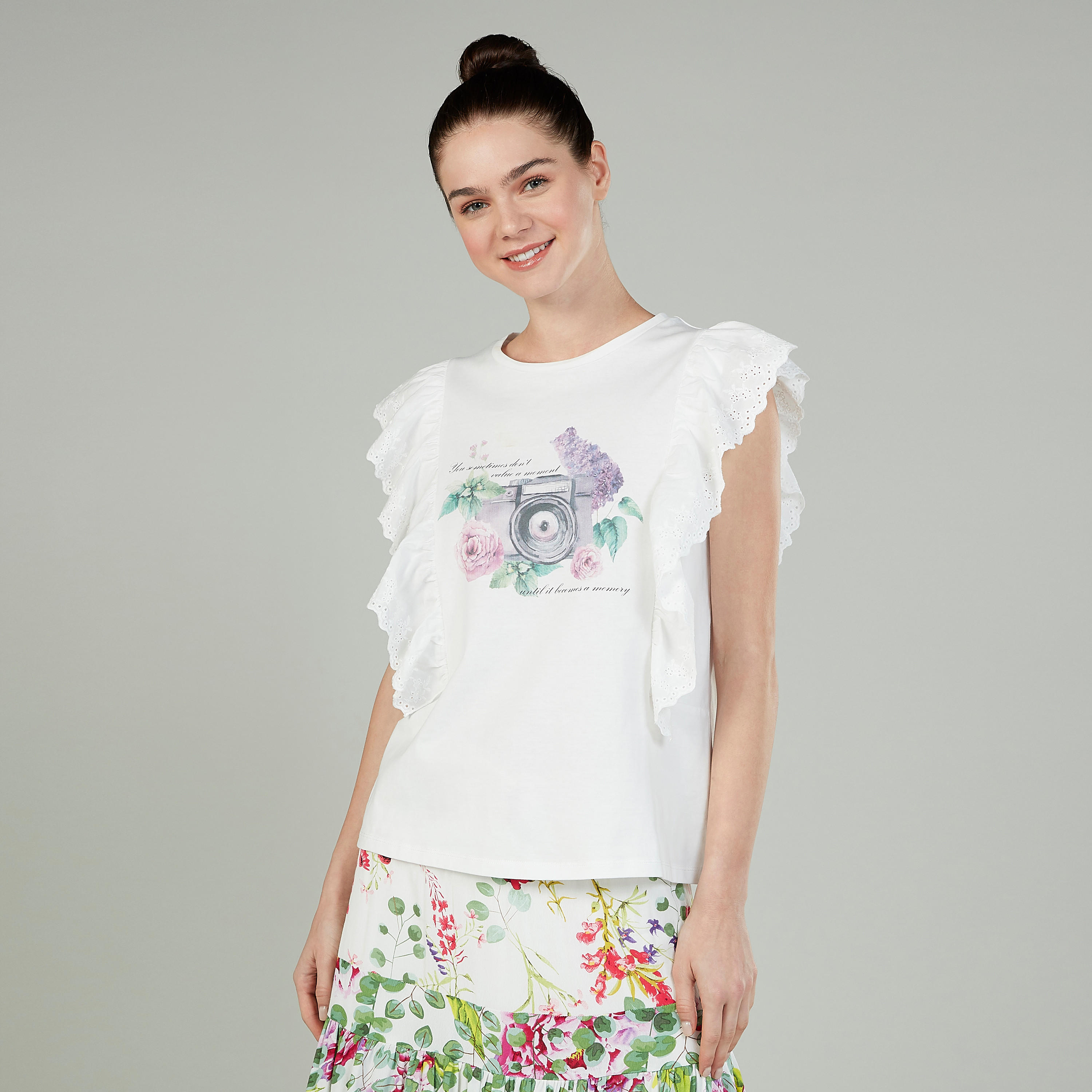 تيشيرت بياقة مستديرة وتفاصيل شيفلي وطبعات-women-clothing-tshirts-image-1