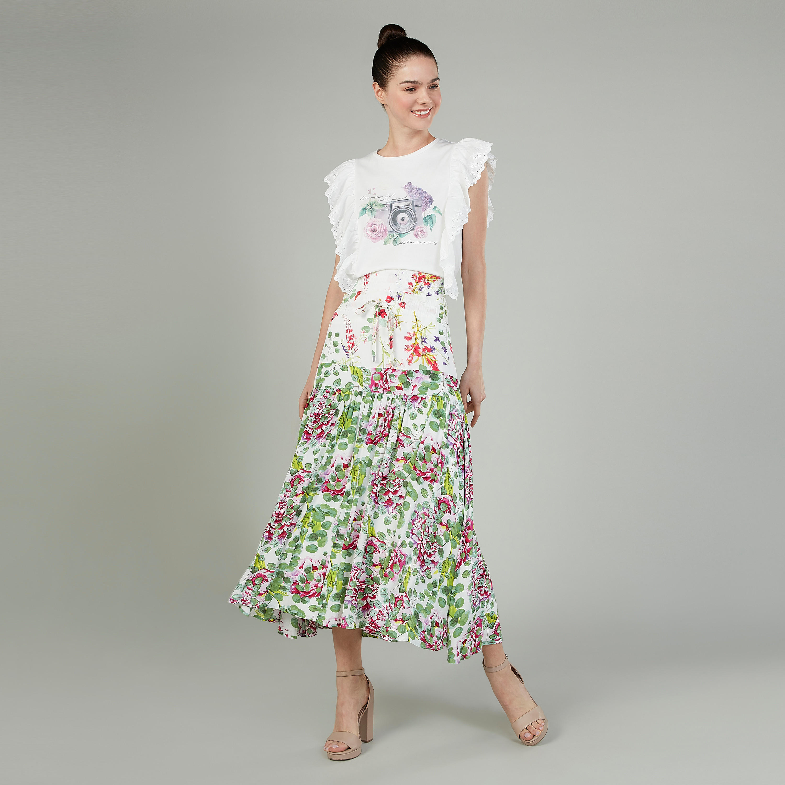 تيشيرت بياقة مستديرة وتفاصيل شيفلي وطبعات-women-clothing-tshirts-image-2