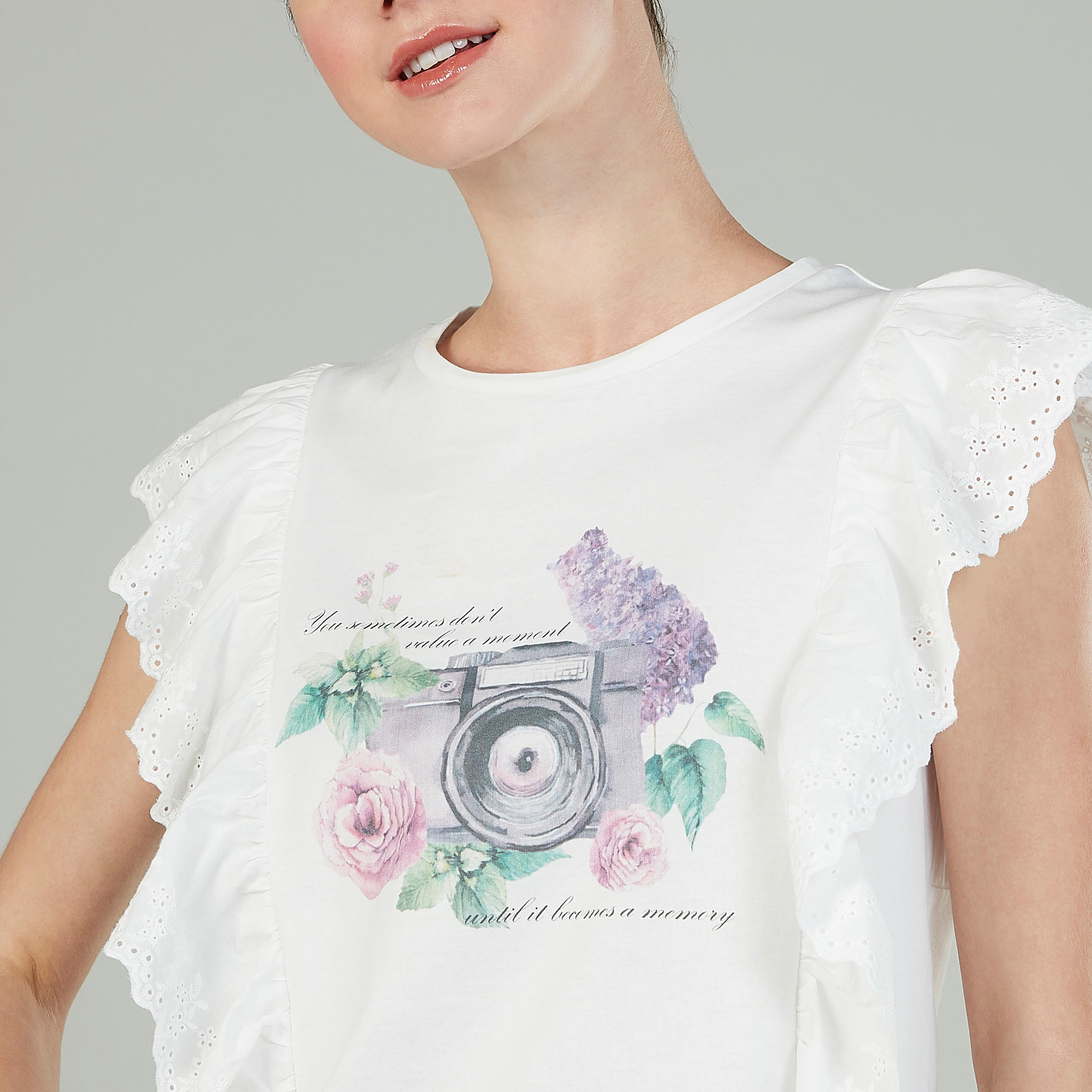 تيشيرت بياقة مستديرة وتفاصيل شيفلي وطبعات-women-clothing-tshirts-image-3