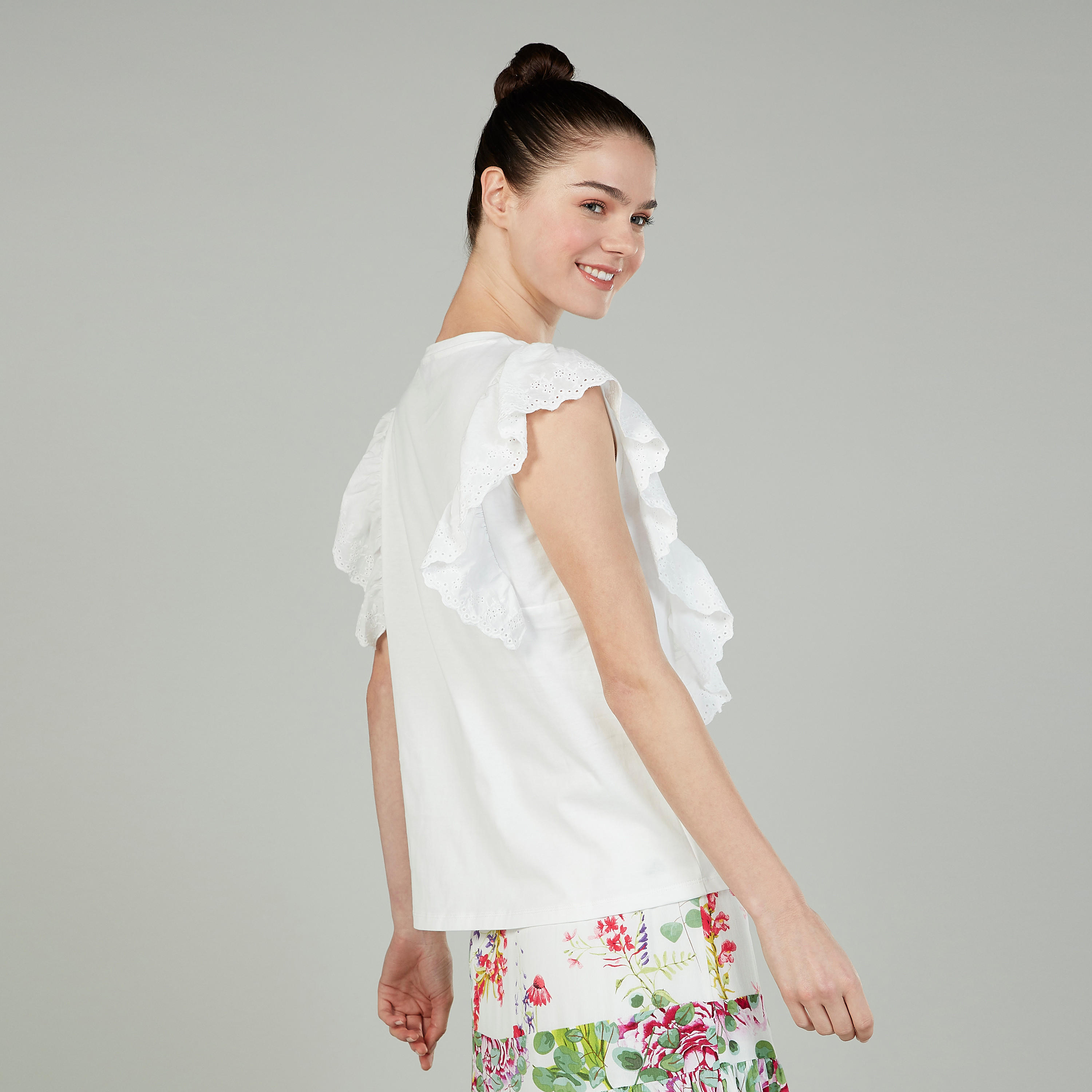 تيشيرت بياقة مستديرة وتفاصيل شيفلي وطبعات-women-clothing-tshirts-image-4