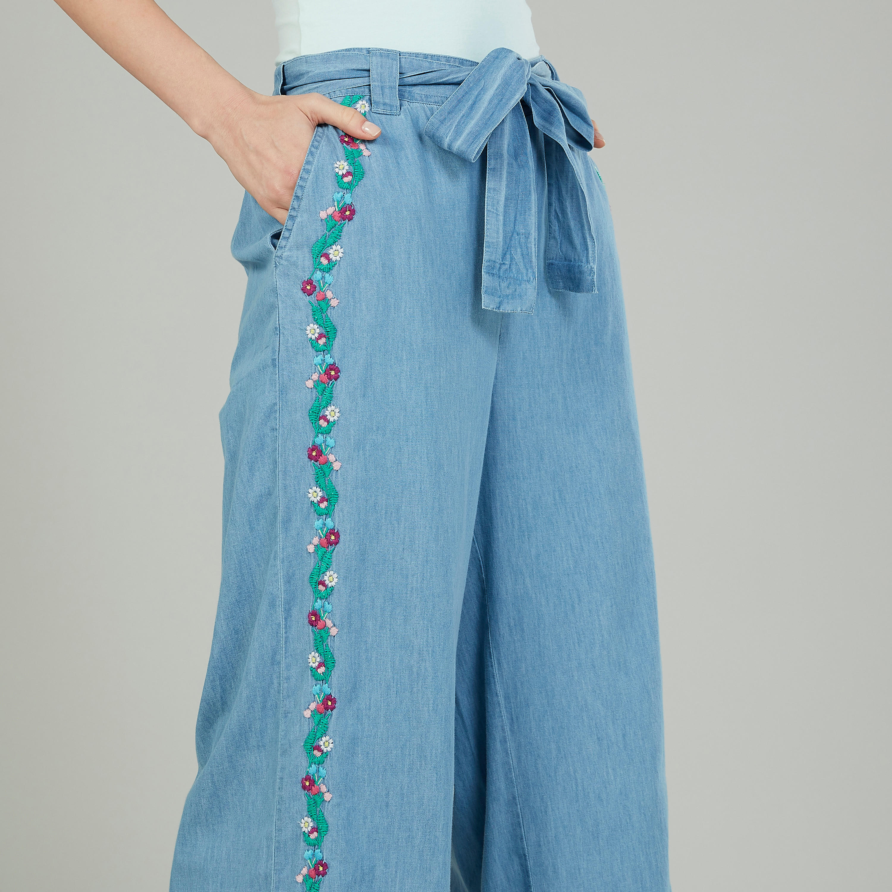 بنطلون بلازو دينم مطرّز بجيوب وحزام-women-clothing-bottoms-trousers-image-3