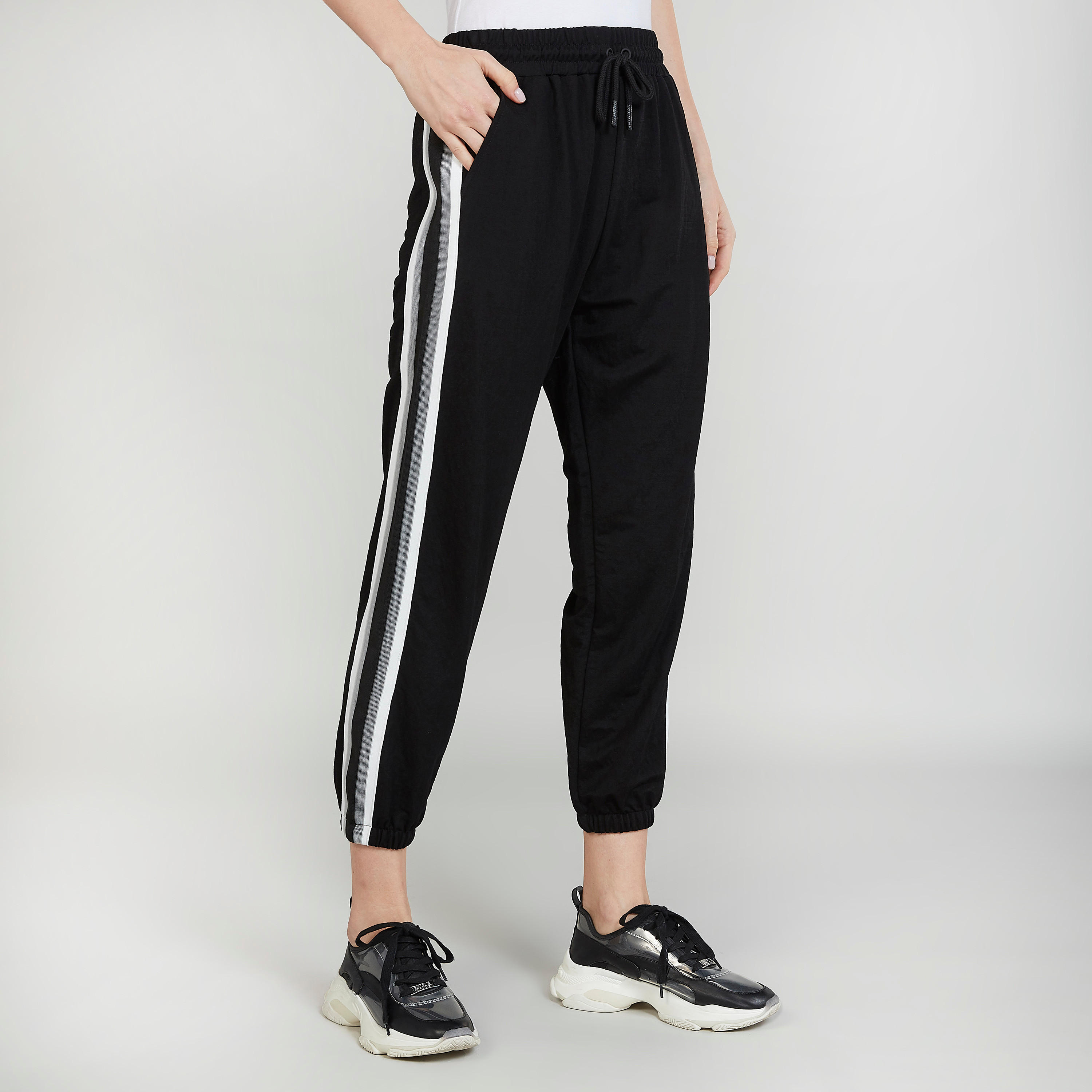 بنطلون رياضي قصير بخصر متوسّط الإرتفاع مخطّط بتفاصيل جيوب ورباط-women-clothing-bottoms-joggers-image-1