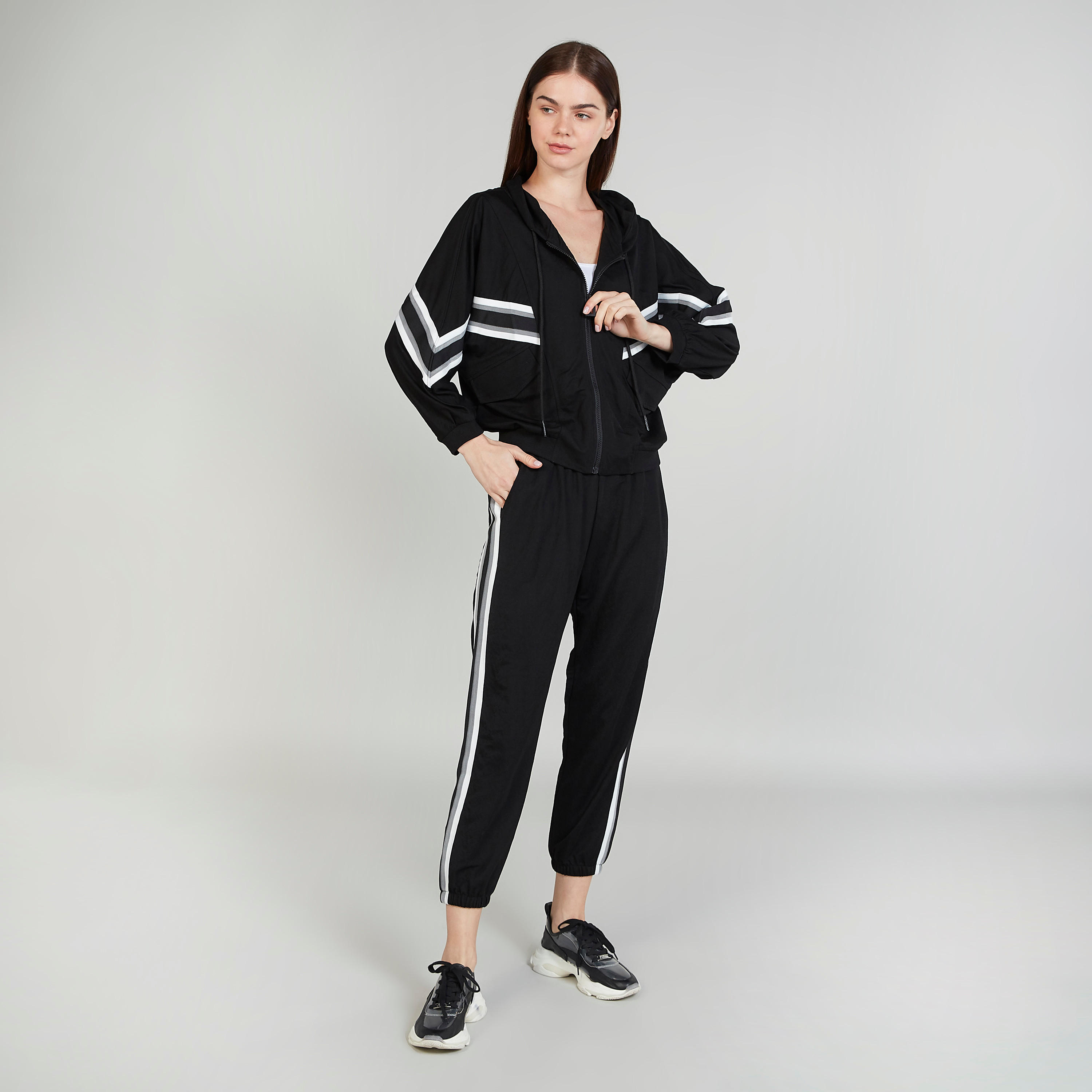 بنطلون رياضي قصير بخصر متوسّط الإرتفاع مخطّط بتفاصيل جيوب ورباط-women-clothing-bottoms-joggers-image-2