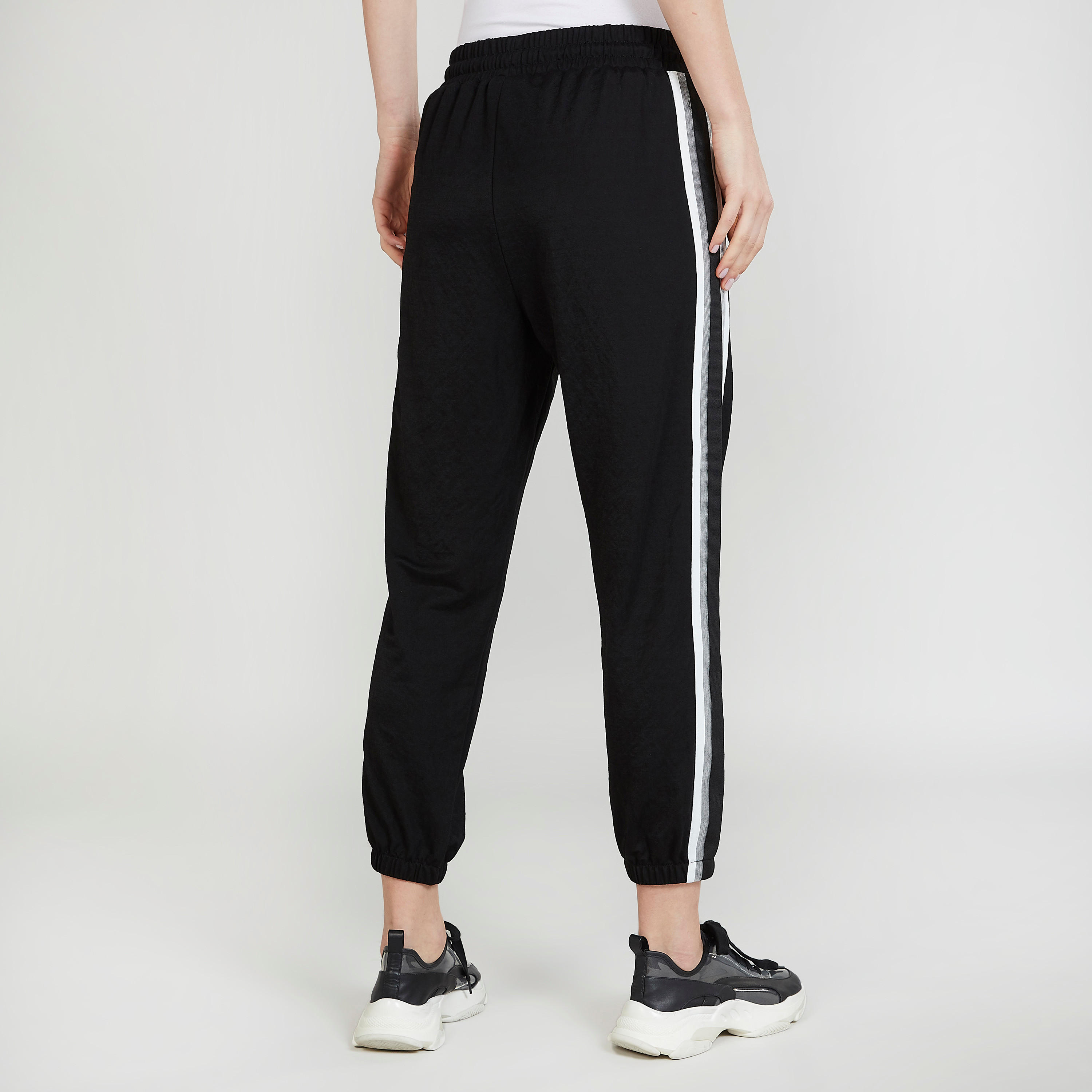 بنطلون رياضي قصير بخصر متوسّط الإرتفاع مخطّط بتفاصيل جيوب ورباط-women-clothing-bottoms-joggers-image-4