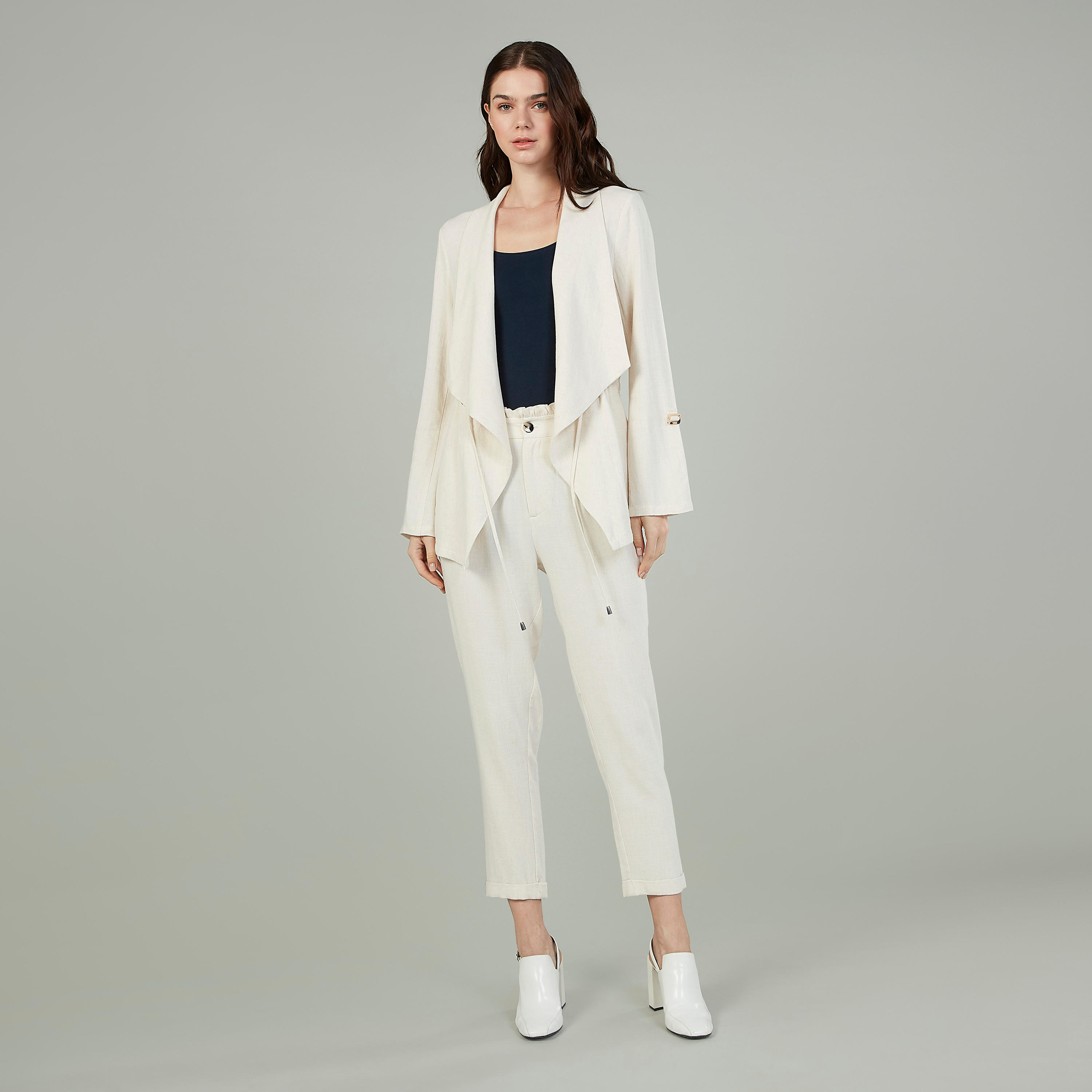 بنطلون سادة بخصر مرتفع وجيوب وتفاصيل كشكشة-women-clothing-bottoms-trousers-image-2