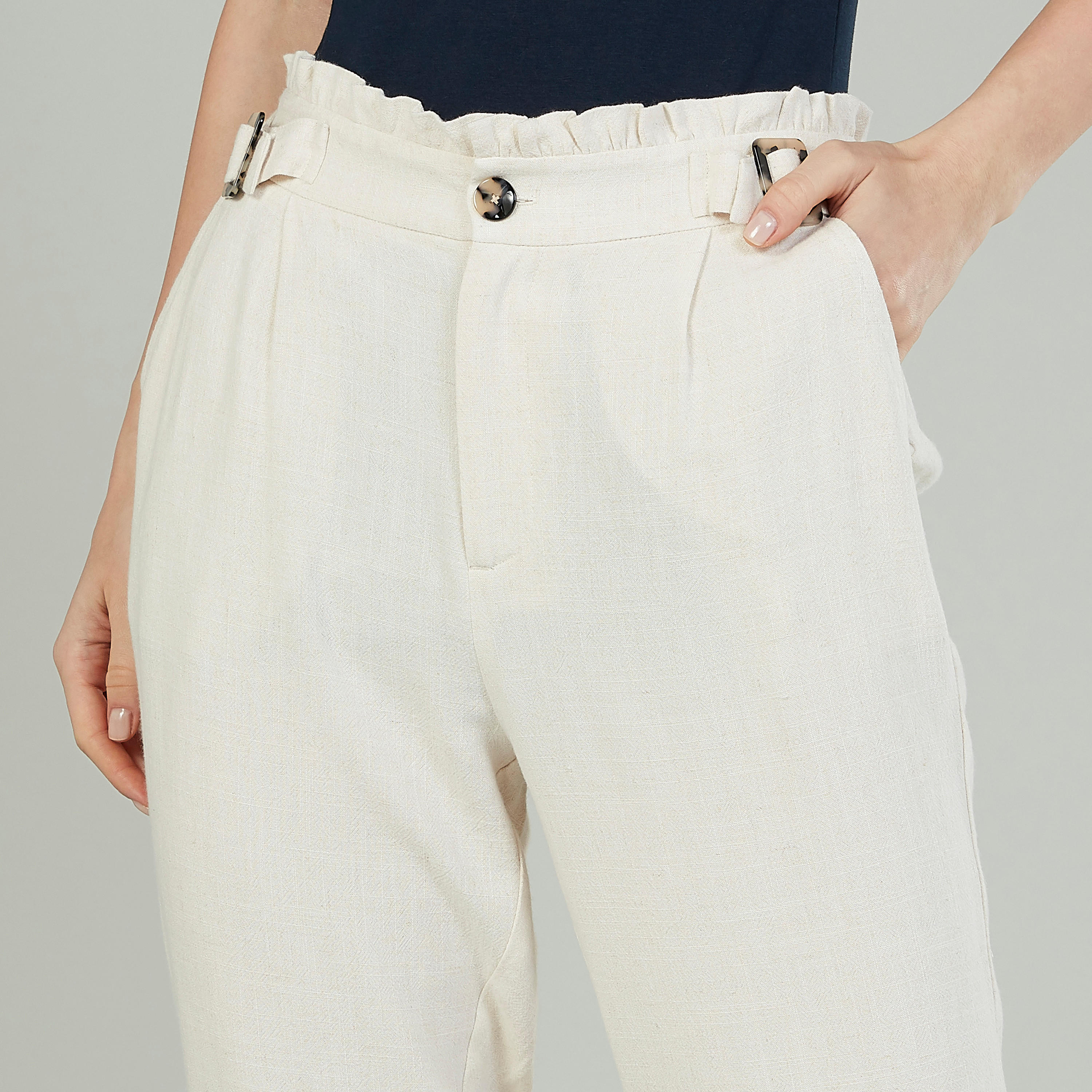 بنطلون سادة بخصر مرتفع وجيوب وتفاصيل كشكشة-women-clothing-bottoms-trousers-image-3